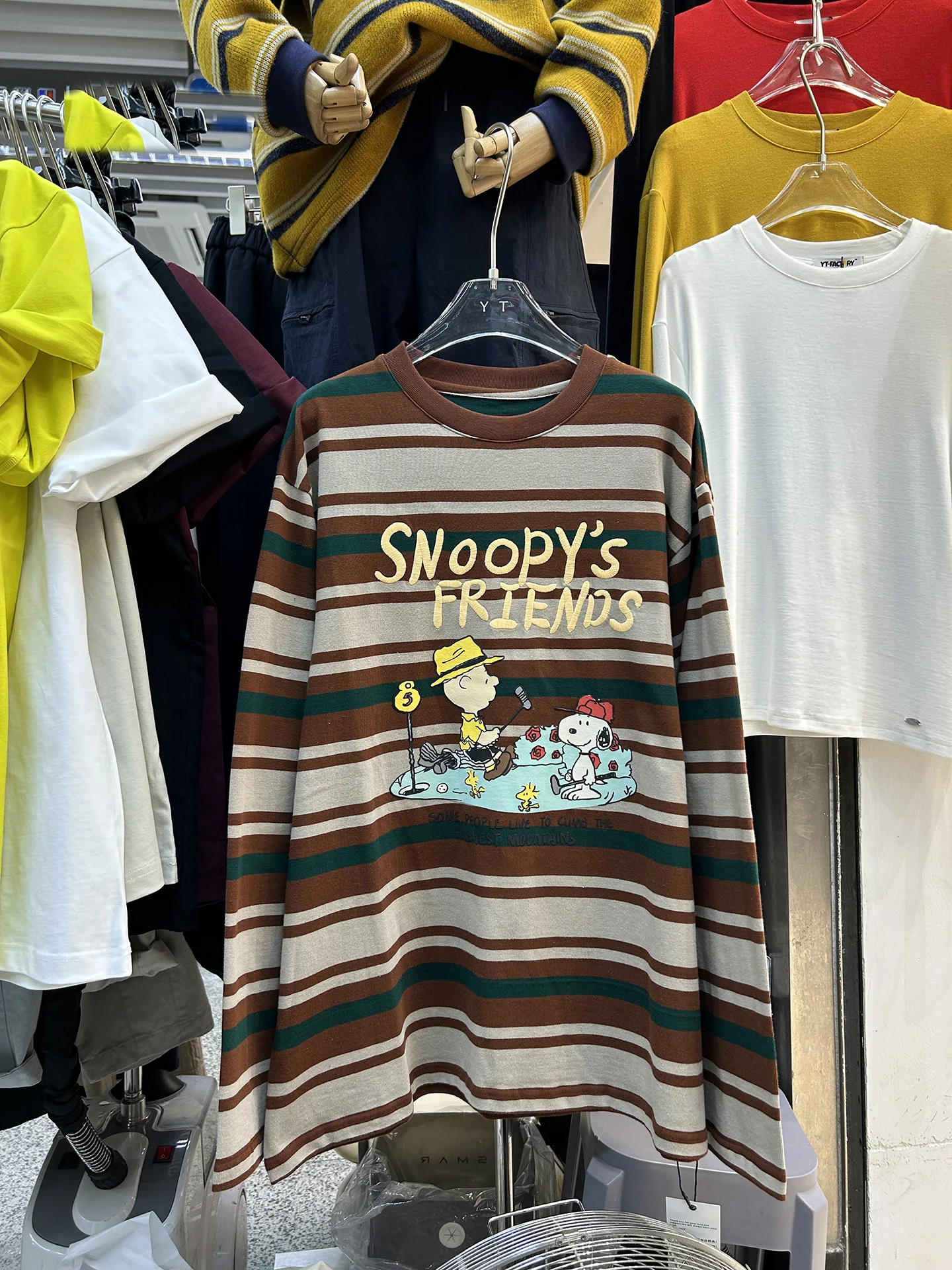 Футболка с вышивкой, свободного кроя, с длинным рукавом, круглым вырезом, контрастными вставками, средней длины, повседневная, универсальная, омолаживающая.
Футболка с вышивкой, свободного кроя, с длинным рукавом, круглым вырезом, контрастными вставками, средней длины, повседневная, универсальная, омолаживающая.