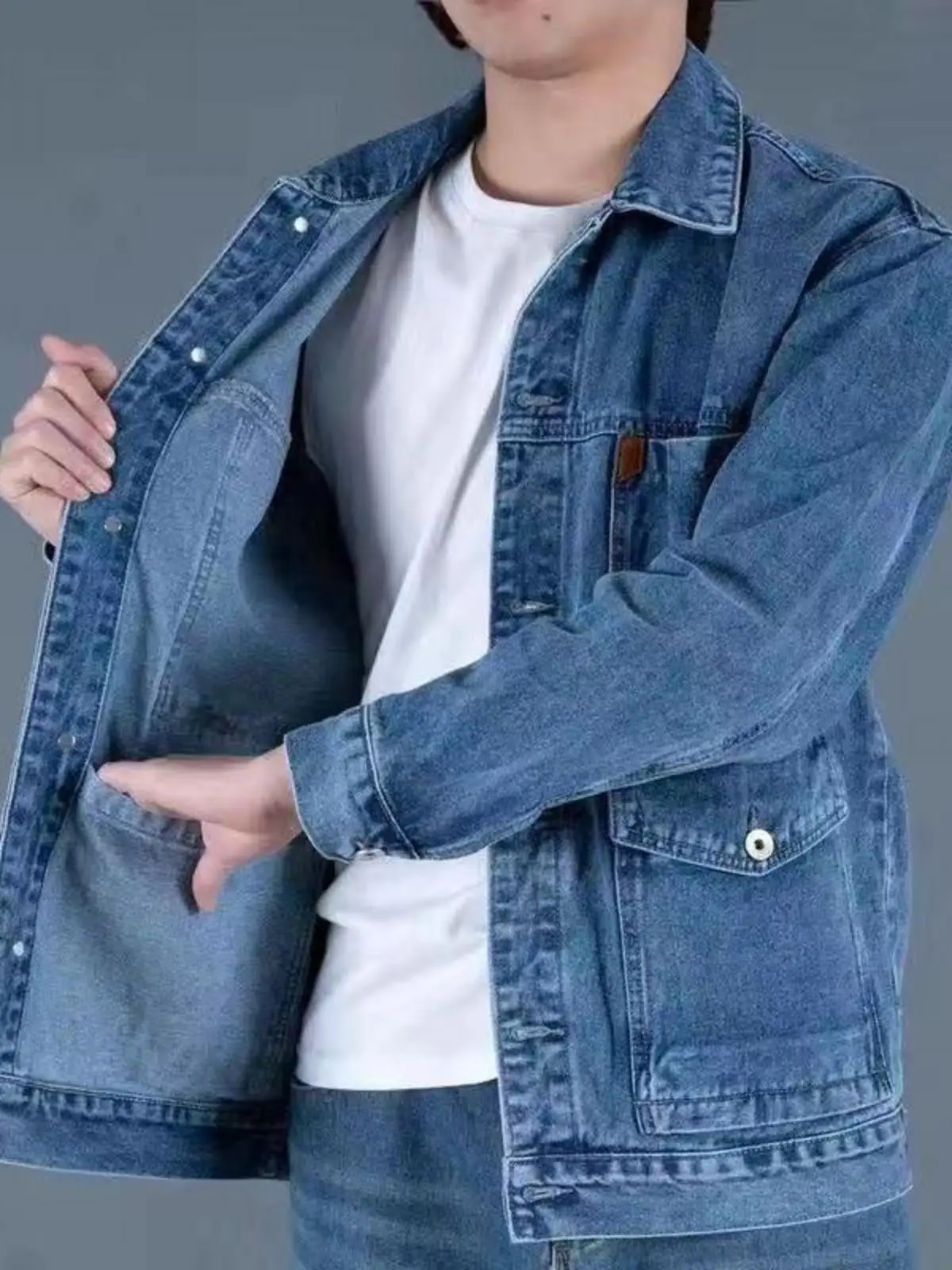 Мужская джинсовая куртка свободного кроя, ветрозащитная, весна-осень, для среднего возраста, большие размеры, рабочая одежда, стильный дизайн, приталенный крой, городской стиль
Мужская джинсовая куртка свободного кроя, ветрозащитная, весна-осень, для среднего возраста, большие размеры, рабочая одежда, стильный дизайн, приталенный крой, городской стиль