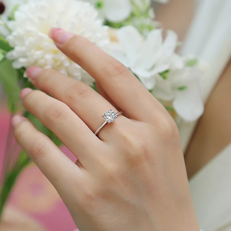 Сертифицированное кольцо с муассанитом 1CT/2CT, круглой огранки, из серебра 925 пробы, элегантное, солитер, для помолвки, свадьбы, изысканное ювелирное украшение, подарок для женщин
Сертифицированное кольцо с муассанитом 1CT/2CT, круглой огранки, из серебра 925 пробы, элегантное, солитер, для помолвки, свадьбы, изысканное ювелирное украшение, подарок для женщин