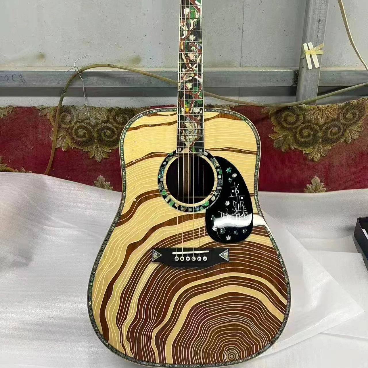 All Solid Wood Acoustic Guitar Glossy Finish 300 Type Tree of Life Inlay Two-Tone Wood Marquetry Free Delivery
All Solid Wood Acoustic Guitar Glossy Finish 300 Type Tree of Life Inlay Two-Tone Wood Marquetry Free Delivery