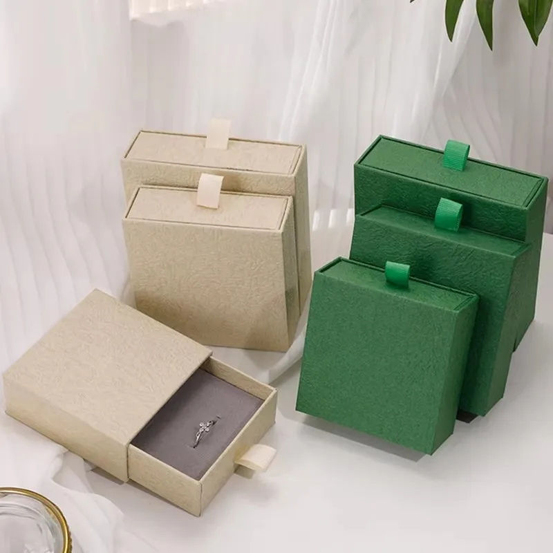 24 комплекта картонных коробок-ящиков для упаковки ювелирных изделий (колье, серьги, кольца) с серым поролоном, оптом
24 комплекта картонных коробок-ящиков для упаковки ювелирных изделий (колье, серьги, кольца) с серым поролоном, оптом