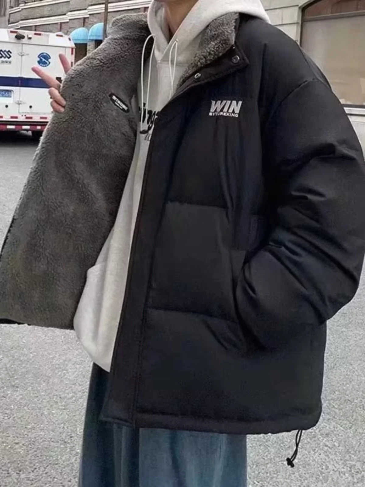 Двусторонняя утепленная куртка из овечьего флиса и хлопка для мужчин, зимняя, с воротником-стойкой, молодежная, модная, свободная, объемная куртка-пуховик
Двусторонняя утепленная куртка из овечьего флиса и хлопка для мужчин, зимняя, с воротником-стойкой, молодежная, модная, свободная, объемная куртка-пуховик