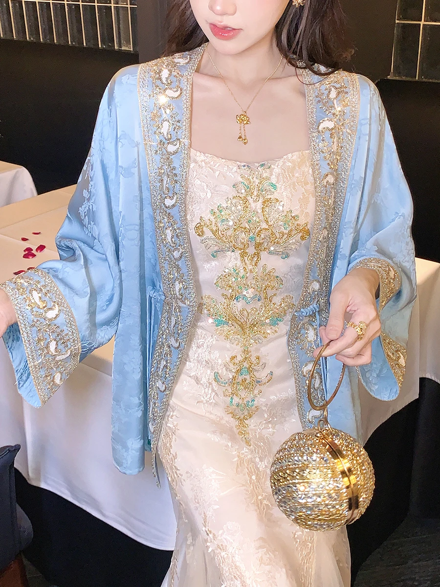 Новый китайский комплект с вышивкой: женский тонкий жакет с V-образным вырезом на пуговицах, свободный крой, осенний модный ансамбль
Новый китайский комплект с вышивкой: женский тонкий жакет с V-образным вырезом на пуговицах, свободный крой, осенний модный ансамбль