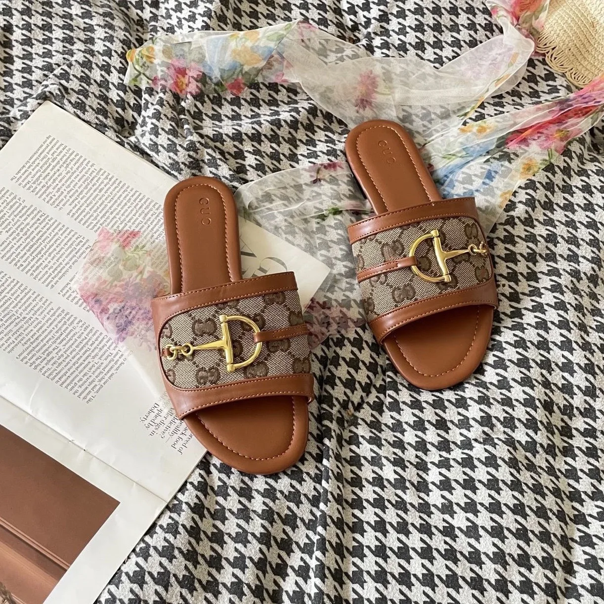 European-style Versatile Casual Leather Sandals, Metal Horsebit Splice Flat Slide Slippers, Unisex Couple Non-slip Beach Footwear, Comfortable Open Toe Outdoor Summer Shoes for Vacation Daily Wear
European-style Versatile Casual Leather Sandals, Metal Horsebit Splice Flat Slide Slippers, Unisex Couple Non-slip Beach Footwear, Comfortable Open Toe Outdoor Summer Shoes for Vacation Daily Wear