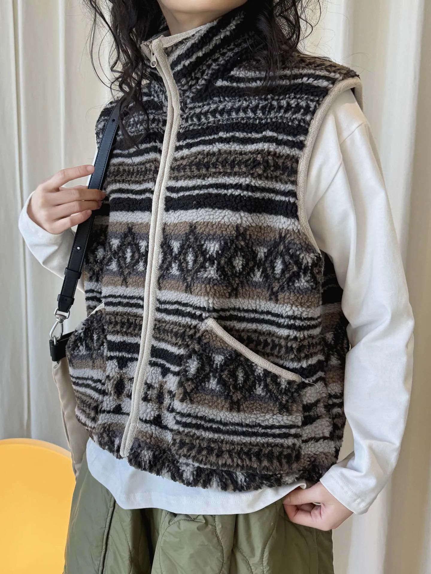 Новый зимний корейский флисовый воротник-стойка с рисунком в стиле ретро, жилет из овечьей шерсти, многослойный, утягивающий топ для женщин
Новый зимний корейский флисовый воротник-стойка с рисунком в стиле ретро, жилет из овечьей шерсти, многослойный, утягивающий топ для женщин