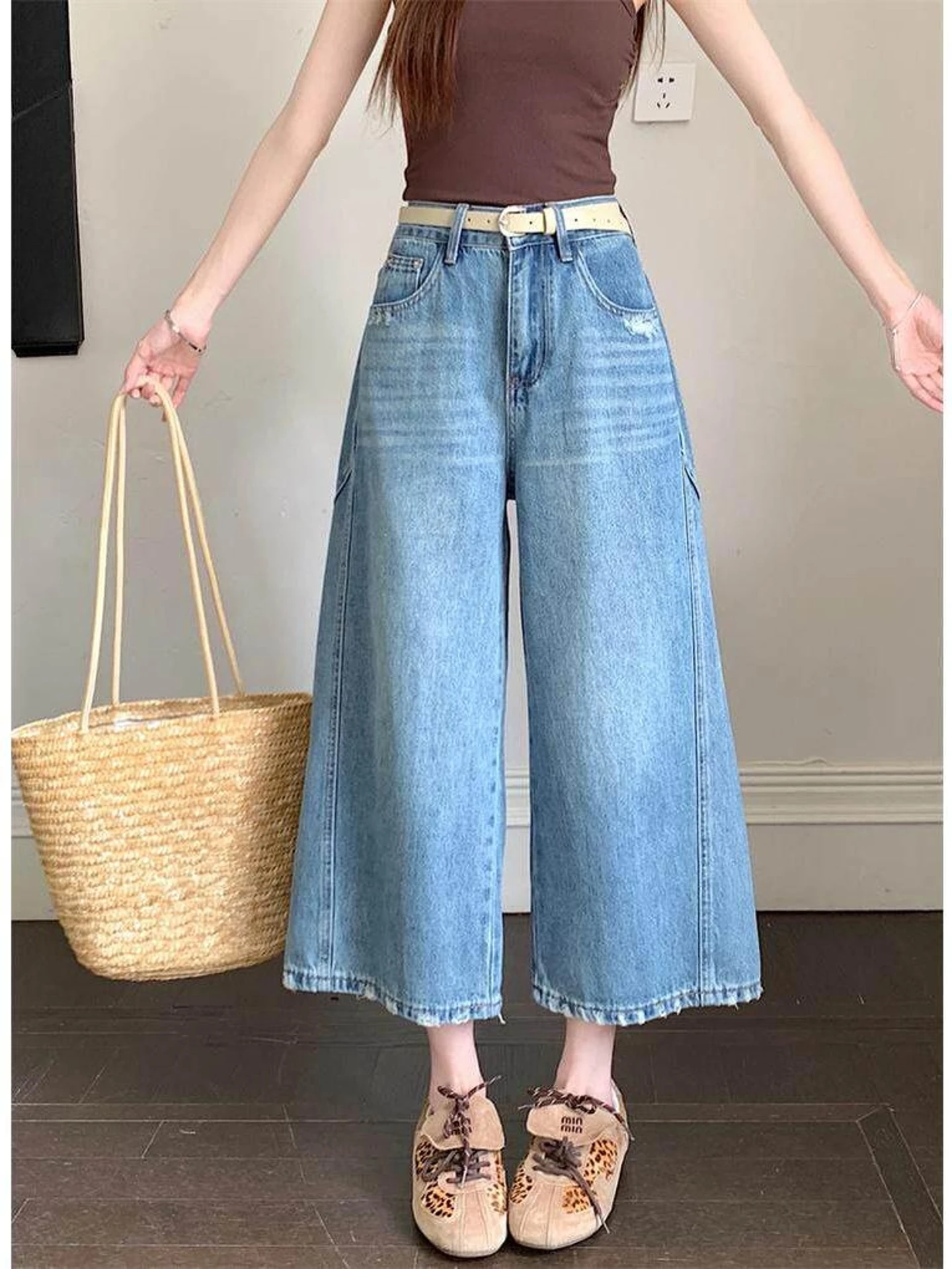 Retro Washed Fleece Jeans High Waist Loose Wide Leg Straight Cut Casual Denim Pants for Women Summer New Design Sensation
Retro Washed Fleece Jeans High Waist Loose Wide Leg Straight Cut Casual Denim Pants for Women Summer New Design Sensation