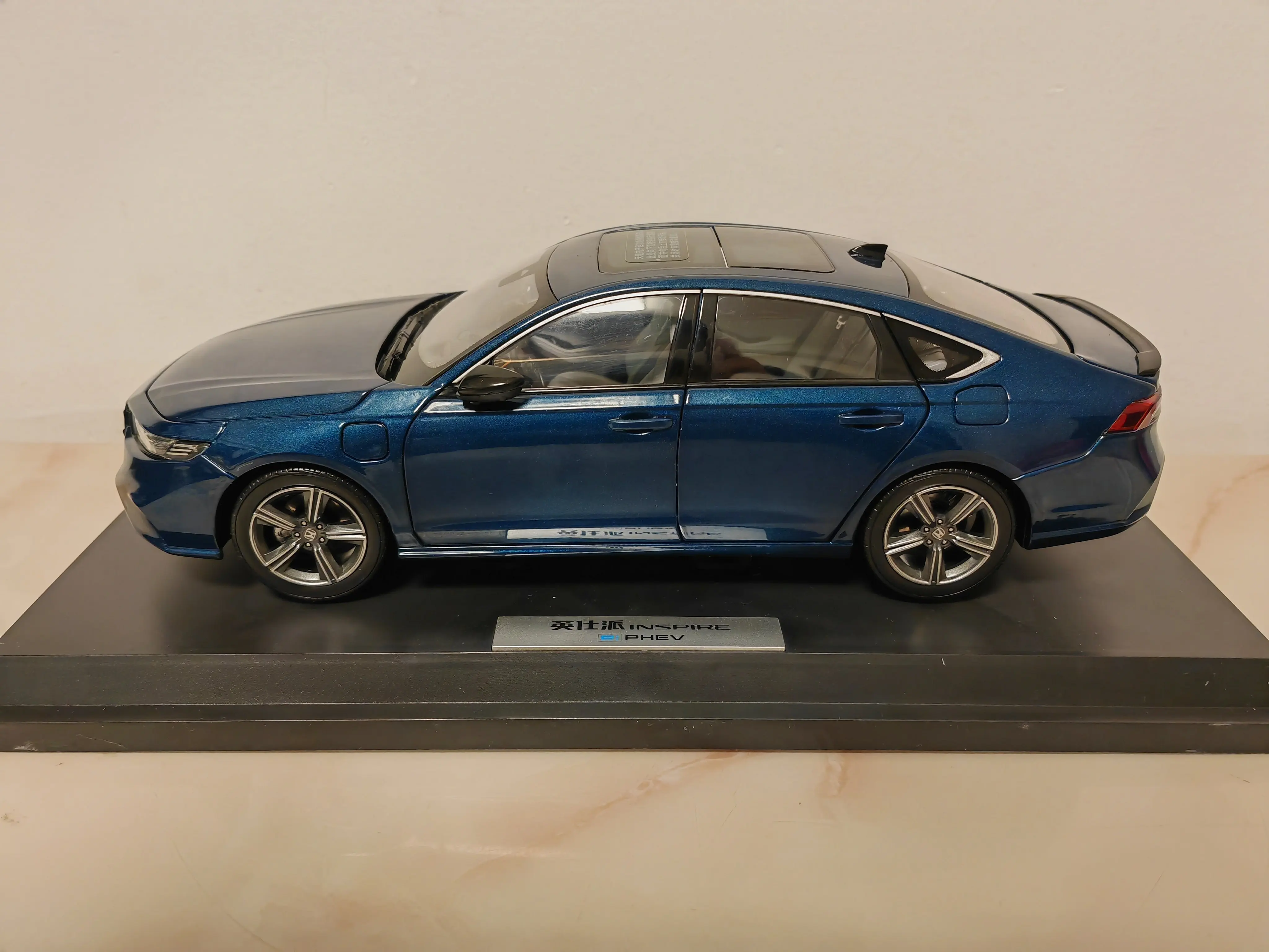 Оригинальная модель автомобиля Dongfeng Honda Shi Ying 2023 года, абсолютно новый Honda Inspire, масштаб 1:18, коллекционная модель из сплава, подарки, в наличии.
Оригинальная модель автомобиля Dongfeng Honda Shi Ying 2023 года, абсолютно новый Honda Inspire, масштаб 1:18, коллекционная модель из сплава, подарки, в наличии.