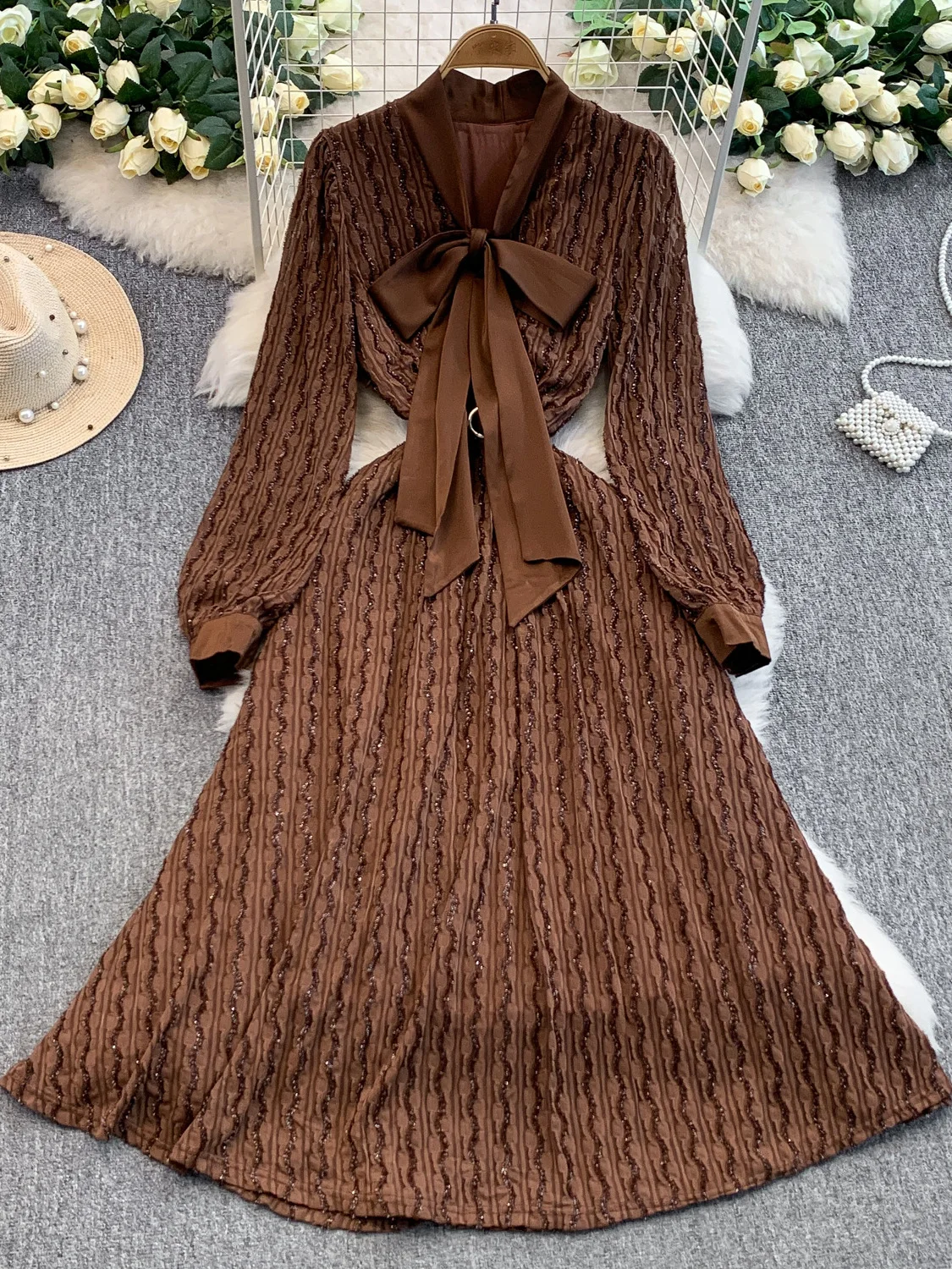 Women‘s Autumn Dress Hepburn-style High-end 3D Bright V-neck Fitted Waist Slim-fitting Knee-length Silk Lace-up Vestidos DS204
Women‘s Autumn Dress Hepburn-style High-end 3D Bright V-neck Fitted Waist Slim-fitting Knee-length Silk Lace-up Vestidos DS204