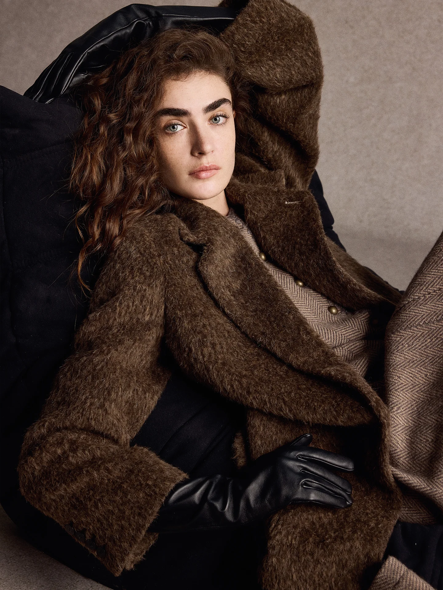 Ультралегкий теплый костюм из альпаки: куртка и короткая юбка в двух цветах, стильный комплект для женщин на осенний сезон
Ультралегкий теплый костюм из альпаки: куртка и короткая юбка в двух цветах, стильный комплект для женщин на осенний сезон