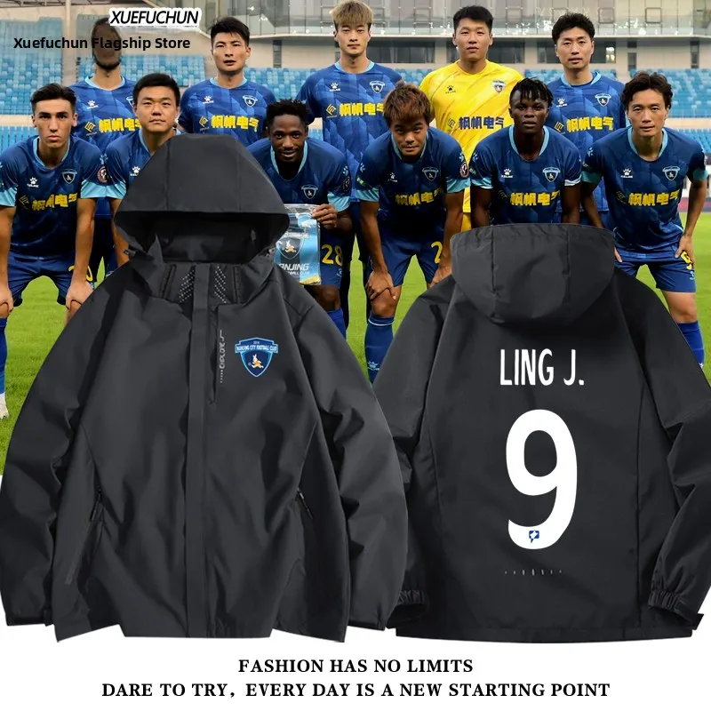 Сезон 2025 года Nanjing T Player Edition Fooall Jaet ex Trendy Brand Ветрозащитное волокно из полиэфирного волокна Long Sve Jaet с капюшоном
Сезон 2025 года Nanjing T Player Edition Fooall Jaet ex Trendy Brand Ветрозащитное волокно из полиэфирного волокна Long Sve Jaet с капюшоном