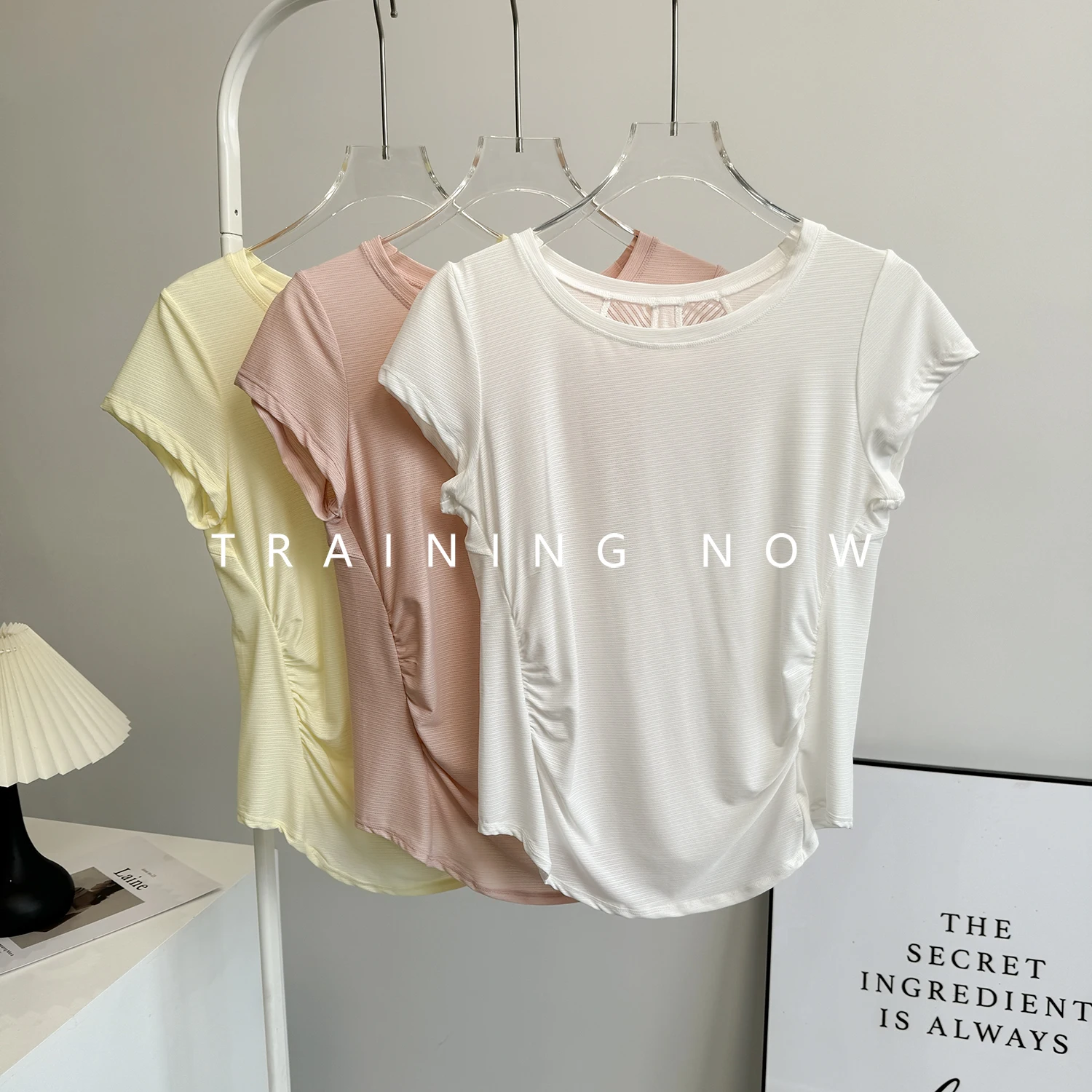 Женская одежда для йоги с короткими рукавами, новинка 2025 года, свободный быстросохнущий топ для бега, тонкий летний накидка для пилатеса и фитнеса
Женская одежда для йоги с короткими рукавами, новинка 2025 года, свободный быстросохнущий топ для бега, тонкий летний накидка для пилатеса и фитнеса