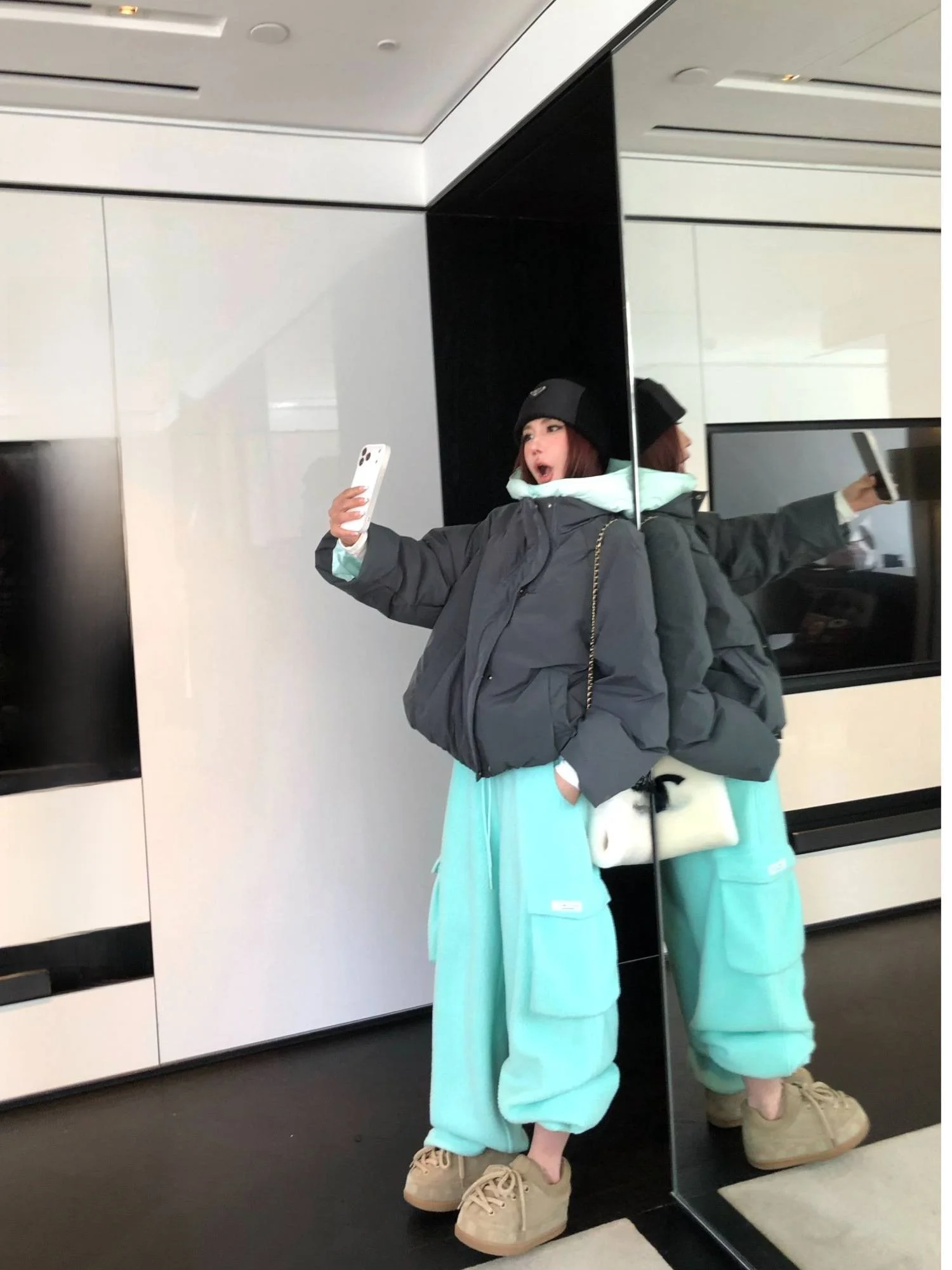 Новая женская пуховая куртка в американском ретро-стиле, свободного кроя, теплая, белая, с капюшоном, весенняя верхняя одежда.
Новая женская пуховая куртка в американском ретро-стиле, свободного кроя, теплая, белая, с капюшоном, весенняя верхняя одежда.