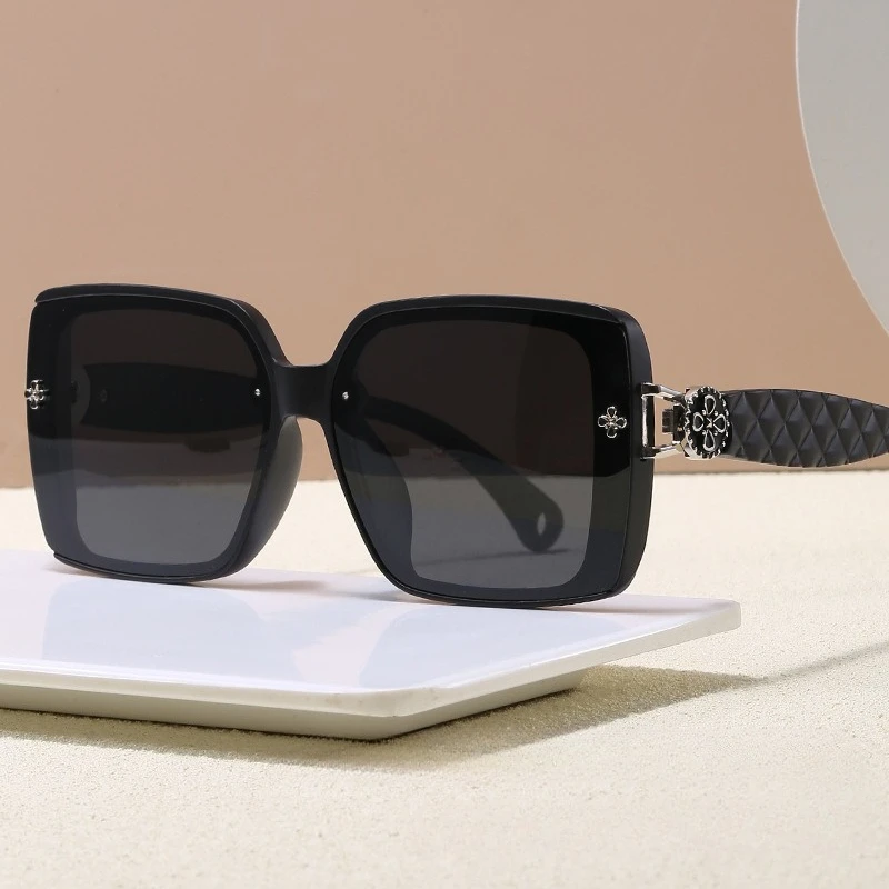 2025 New! European and American Style Large Frame Square Polarized UV Proof Sunglasses for Women Fashion Trend Set
2025 New! European and American Style Large Frame Square Polarized UV Proof Sunglasses for Women Fashion Trend Set