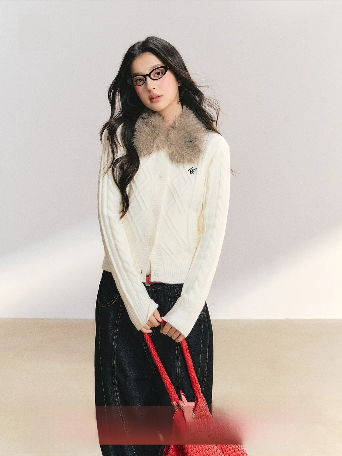 Вязаный кардиган FPMZ в винтажном стиле с отстегивающимся меховым воротником, приталенный, с узором «косы», для женщин
Вязаный кардиган FPMZ в винтажном стиле с отстегивающимся меховым воротником, приталенный, с узором «косы», для женщин