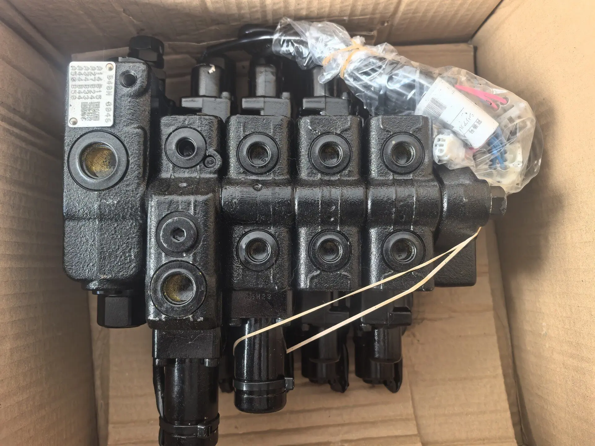 New Genuine 4-Spool Multi-Way Valve Assembly 67620-26561-71 for To yota 8FBN30 3Ton Electric Forklift Original Pack
New Genuine 4-Spool Multi-Way Valve Assembly 67620-26561-71 for To yota 8FBN30 3Ton Electric Forklift Original Pack