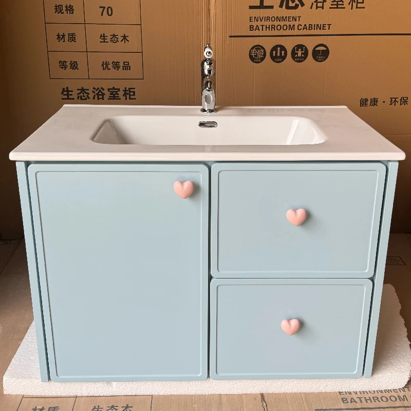 Комплект мебели для ванной комнаты: синяя тумба из массива дерева с ручной покраской и раковиной, возможность индивидуальной настройки
Комплект мебели для ванной комнаты: синяя тумба из массива дерева с ручной покраской и раковиной, возможность индивидуальной настройки