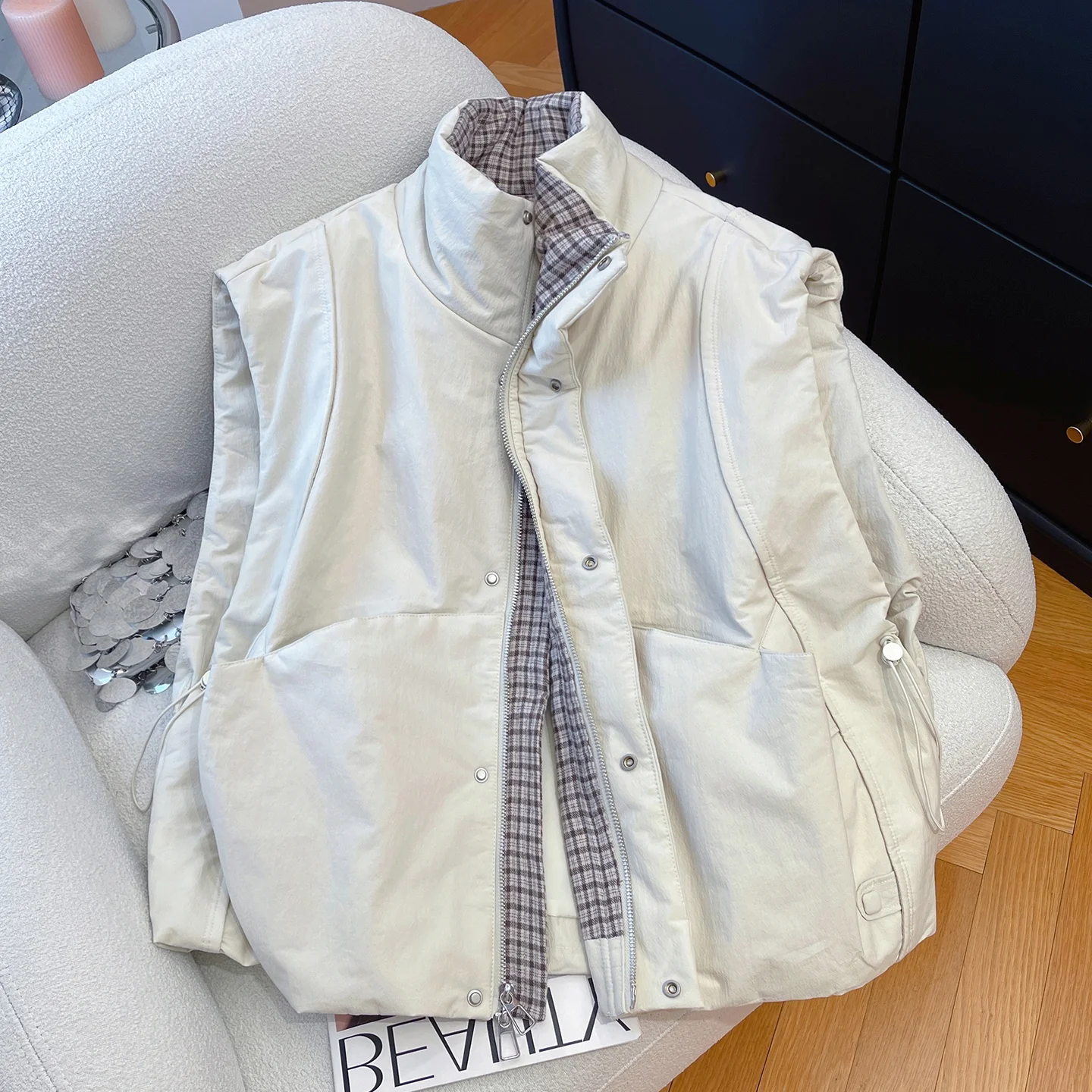 Korean Plaid Splicing Stand Collar Dstring Svel Vest Jaet Men Women Autumn Winter Loose Slimming oulder Bared Vest
Korean Plaid Splicing Stand Collar Dstring Svel Vest Jaet Men Women Autumn Winter Loose Slimming oulder Bared Vest