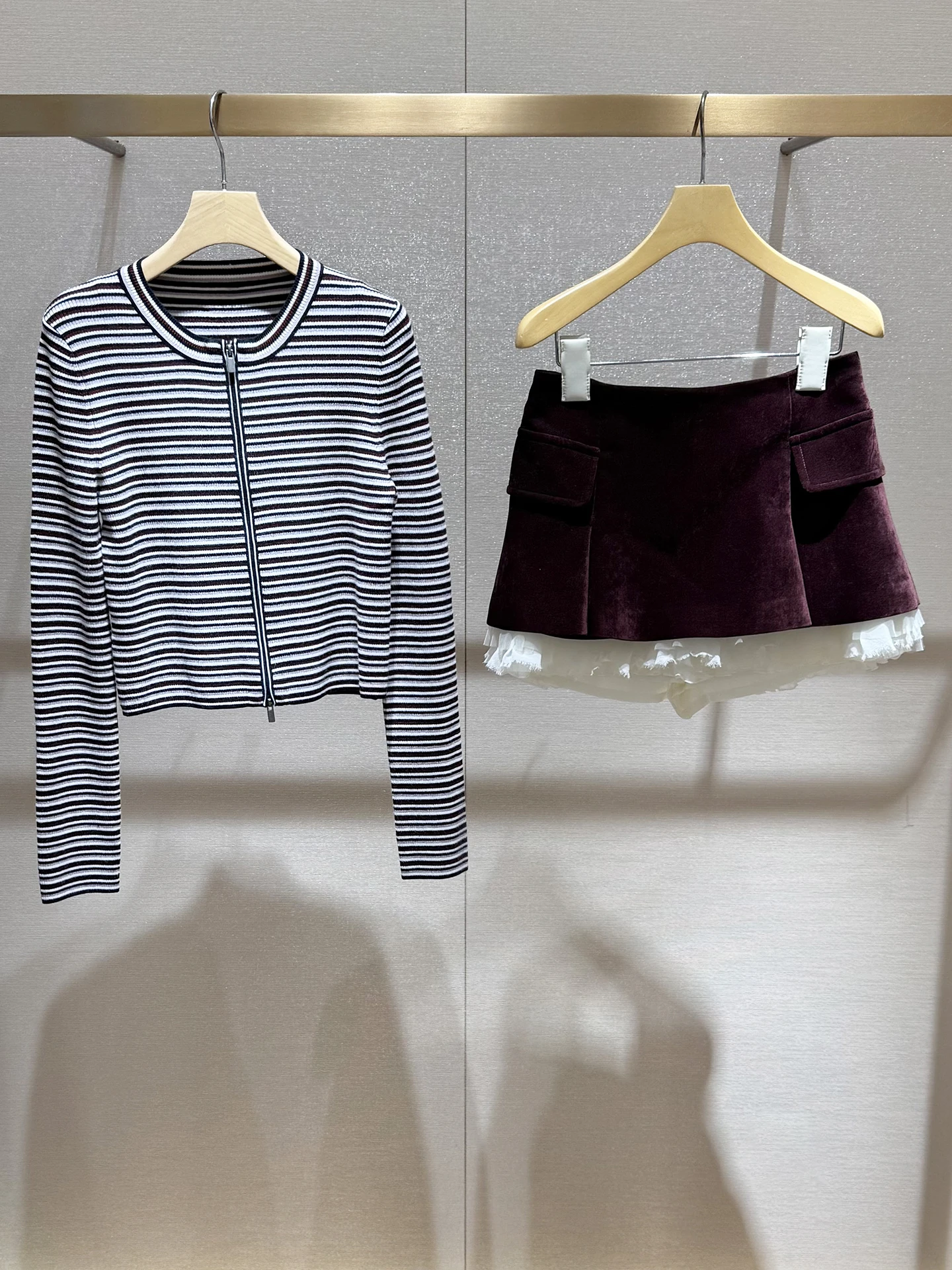 Повседневный вязаный свитер в полоску и винно-красная юбка, комплект из двух предметов, дышащий зимний женский ансамбль с высокой талией
Повседневный вязаный свитер в полоску и винно-красная юбка, комплект из двух предметов, дышащий зимний женский ансамбль с высокой талией