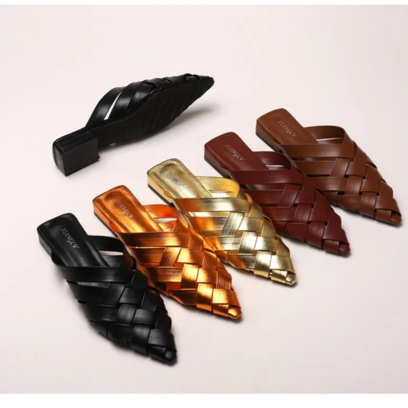 2026 Woman Sharp Pointed Low Heeled Slippers for Summer New Wear Fashionable Woven PU Leather Toe Cover Golden Muller Shoes
2026 Woman Sharp Pointed Low Heeled Slippers for Summer New Wear Fashionable Woven PU Leather Toe Cover Golden Muller Shoes