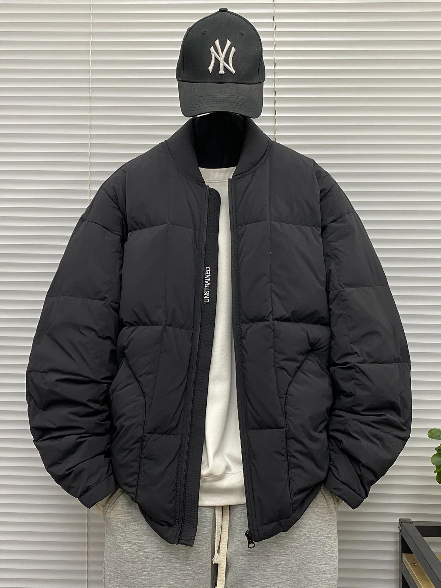 Men's Baseball Collar Embroidered Du down Jaet Winter Warm Casual Outerwear Large Size Youth Faionable Padded Coat
Men's Baseball Collar Embroidered Du down Jaet Winter Warm Casual Outerwear Large Size Youth Faionable Padded Coat