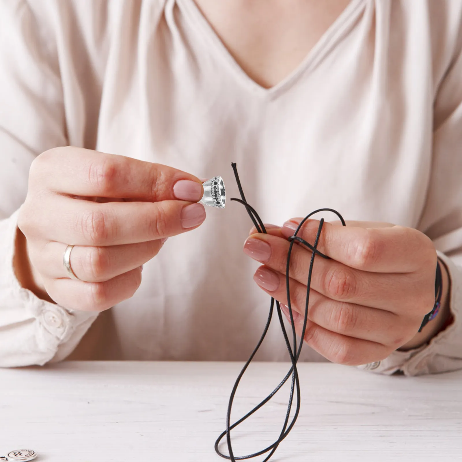 50 шт. винтажных подвесок из сплава в виде винных бокалов для украшений, DIY-изделий, ожерелий, серег, браслетов, праздничных и костюмных украшений
50 шт. винтажных подвесок из сплава в виде винных бокалов для украшений, DIY-изделий, ожерелий, серег, браслетов, праздничных и костюмных украшений