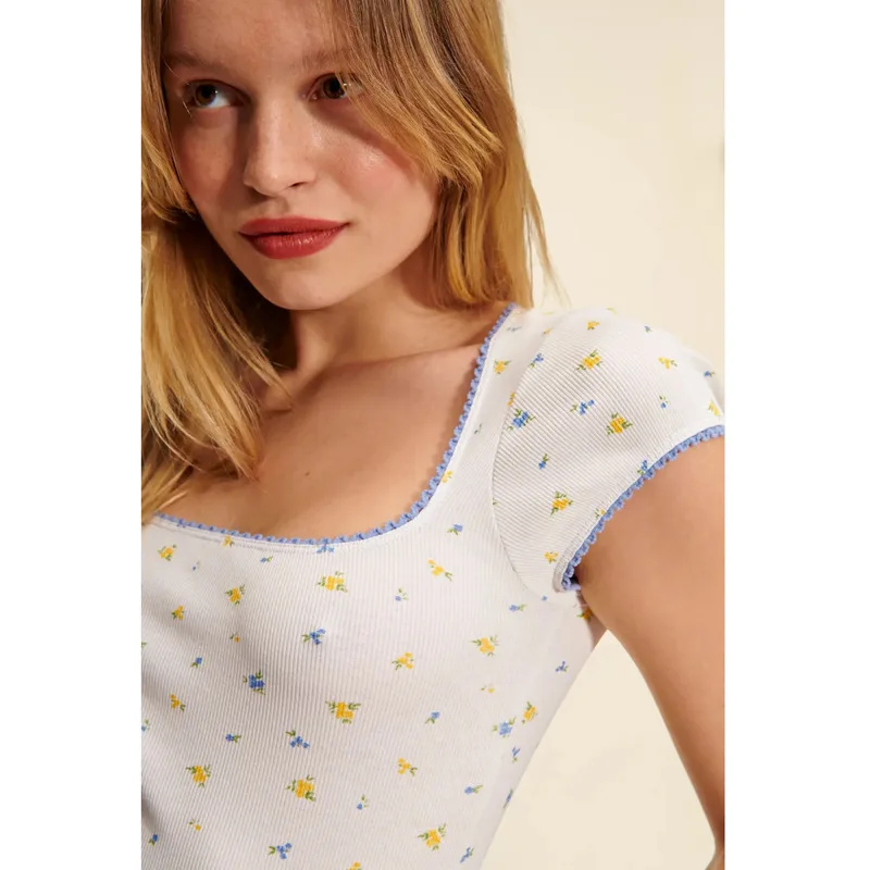 Floral Print Tops Square Collar Knitted T-Shirt for Women 2023 Summer French Retro Versatile Slim Fit Elastic Pullover Tee
Floral Print Tops Square Collar Knitted T-Shirt for Women 2023 Summer French Retro Versatile Slim Fit Elastic Pullover Tee