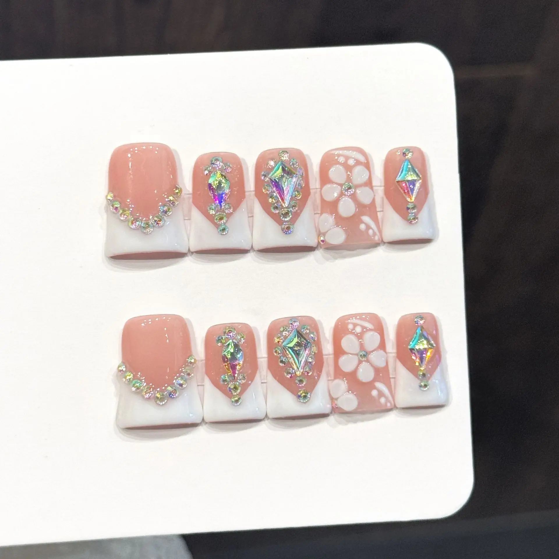 10PCS Short Duckbill Press On Nails Glossy Pink French Design with Glitter Rhinestones With 4-PIECE Tool Adhesive Nail Glue Tabs
10PCS Short Duckbill Press On Nails Glossy Pink French Design with Glitter Rhinestones With 4-PIECE Tool Adhesive Nail Glue Tabs