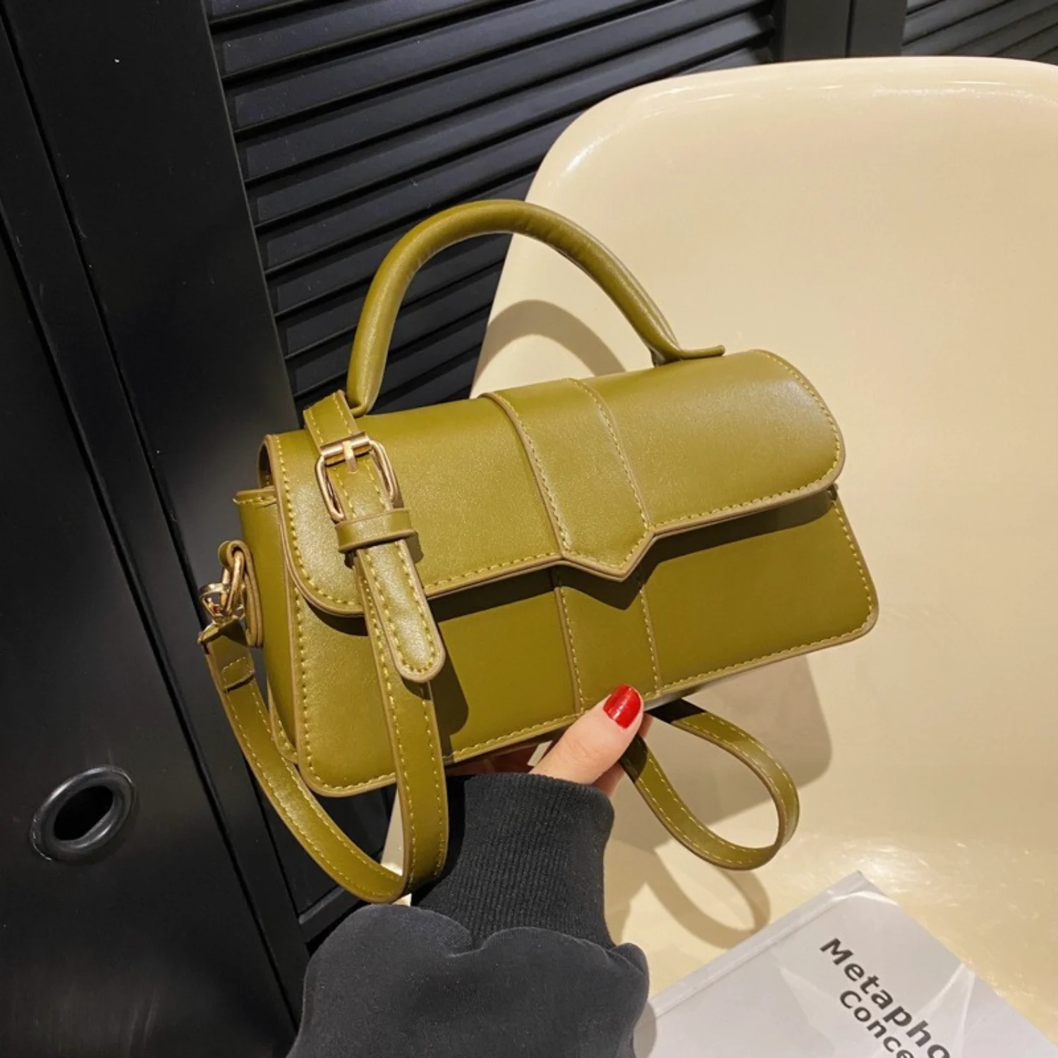 Solid Color Shoulder Flap Bag, Top Handle Satchel for Women, Trendy Commuter Bag
Solid Color Shoulder Flap Bag, Top Handle Satchel for Women, Trendy Commuter Bag