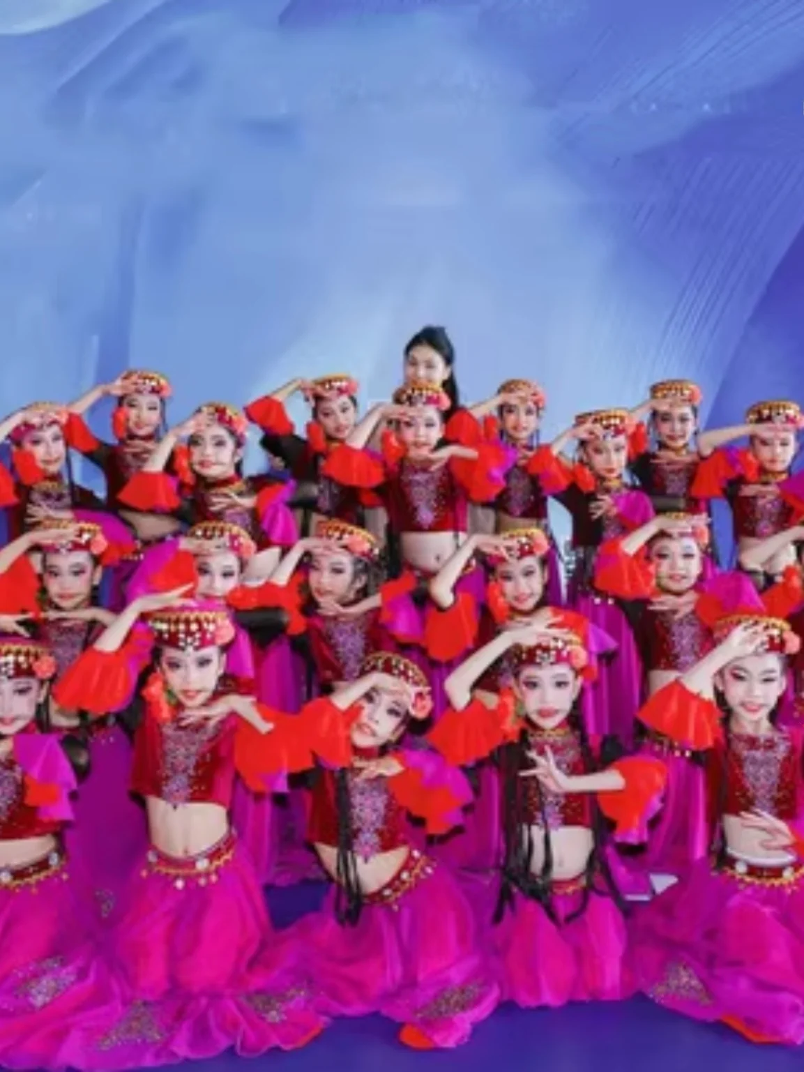 Танцевальный костюм Little Kizilguli для детей, уйгурская этническая одежда, форма для выступлений, национальный сценический наряд из Синьцзяна
Танцевальный костюм Little Kizilguli для детей, уйгурская этническая одежда, форма для выступлений, национальный сценический наряд из Синьцзяна
