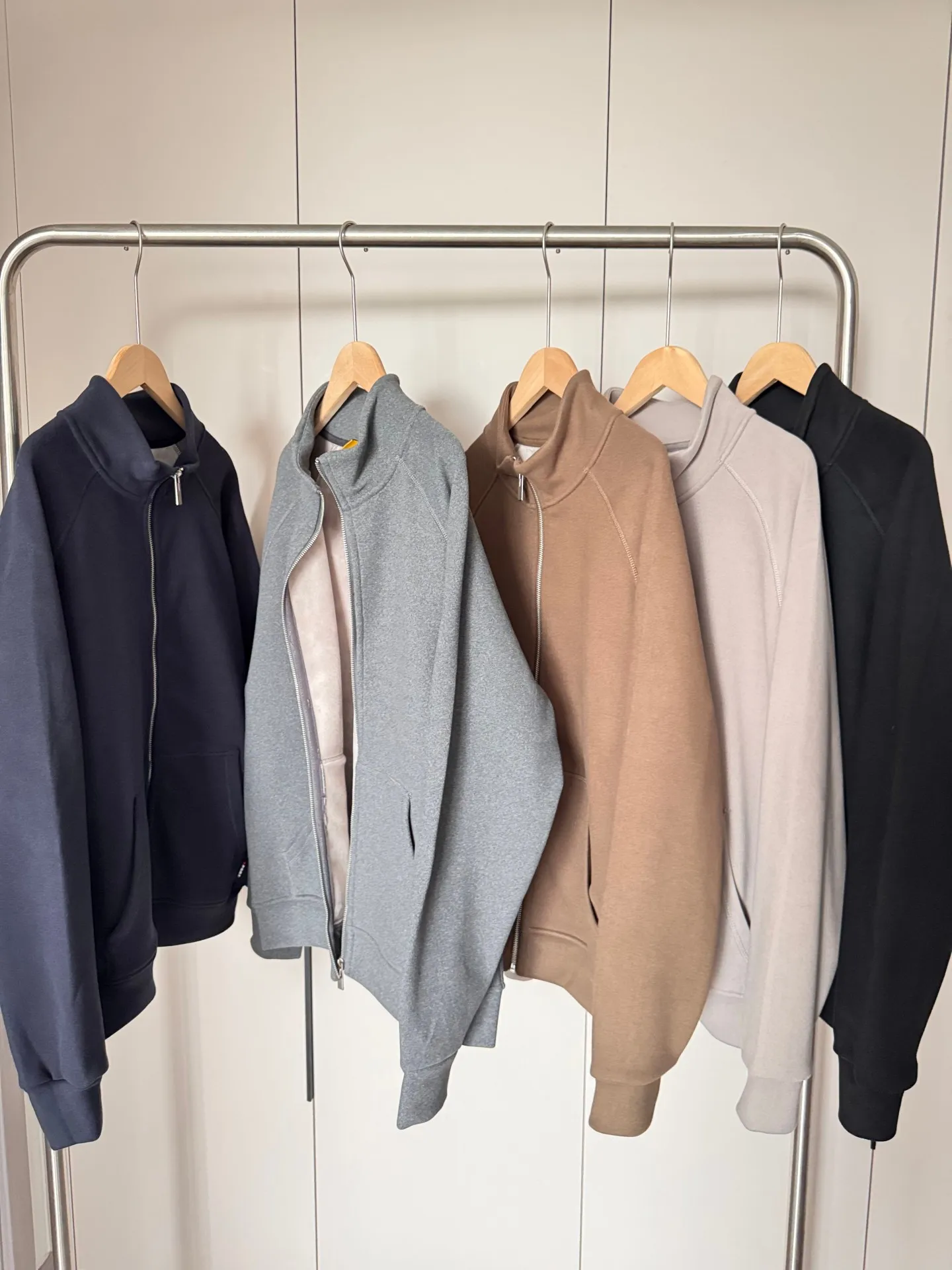 Теплая мужская куртка с флисовой подкладкой и воротником-стойкой, повседневная, из полиэфирного волокна, на молнии, с длинными рукавами, для осени и зимы
Теплая мужская куртка с флисовой подкладкой и воротником-стойкой, повседневная, из полиэфирного волокна, на молнии, с длинными рукавами, для осени и зимы