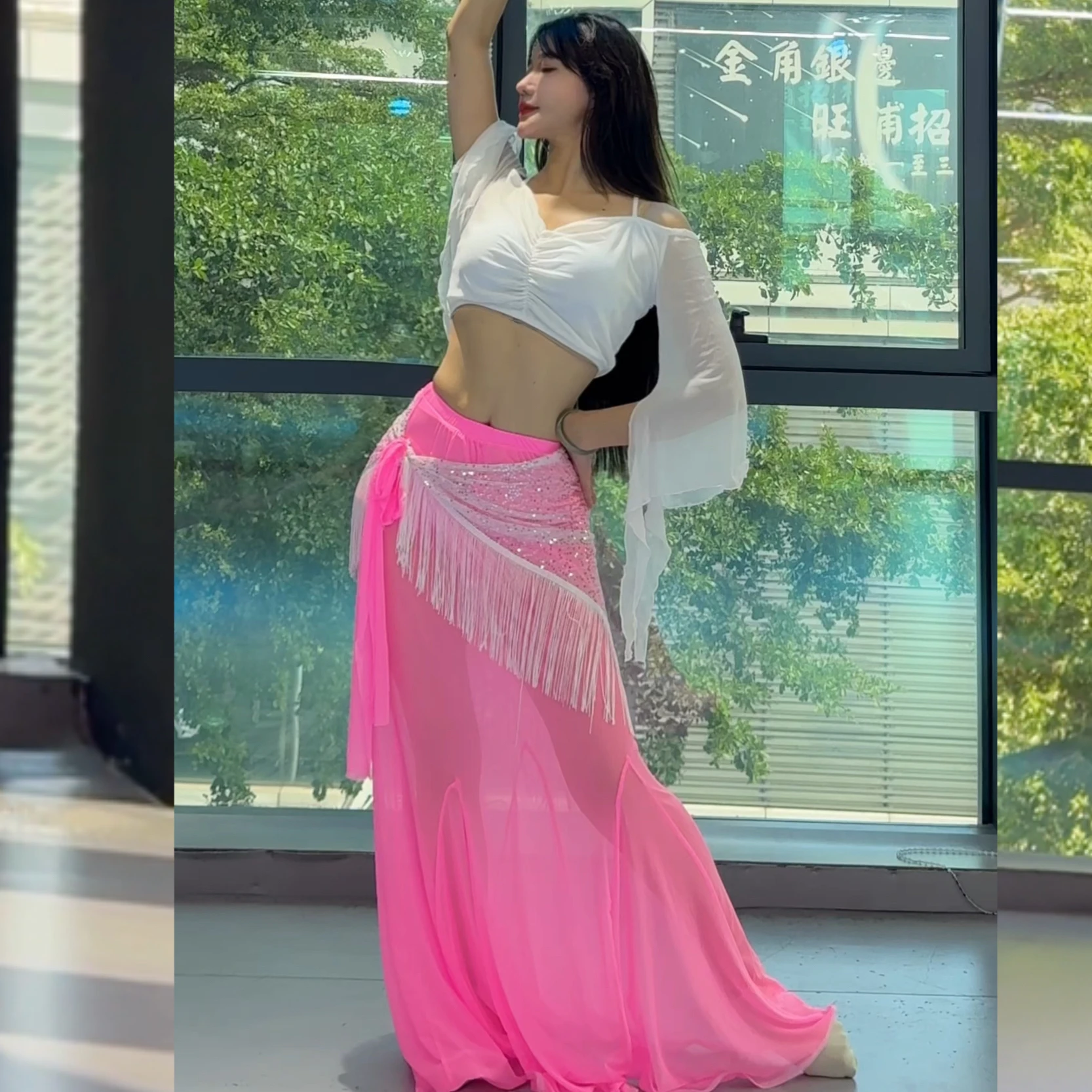 Новый костюм для танца живота, белый сетчатый топ + розовая юбка «рыбий хвост» + шарф с блестками, 3 предмета, женская одежда для восточных танцев
Новый костюм для танца живота, белый сетчатый топ + розовая юбка «рыбий хвост» + шарф с блестками, 3 предмета, женская одежда для восточных танцев