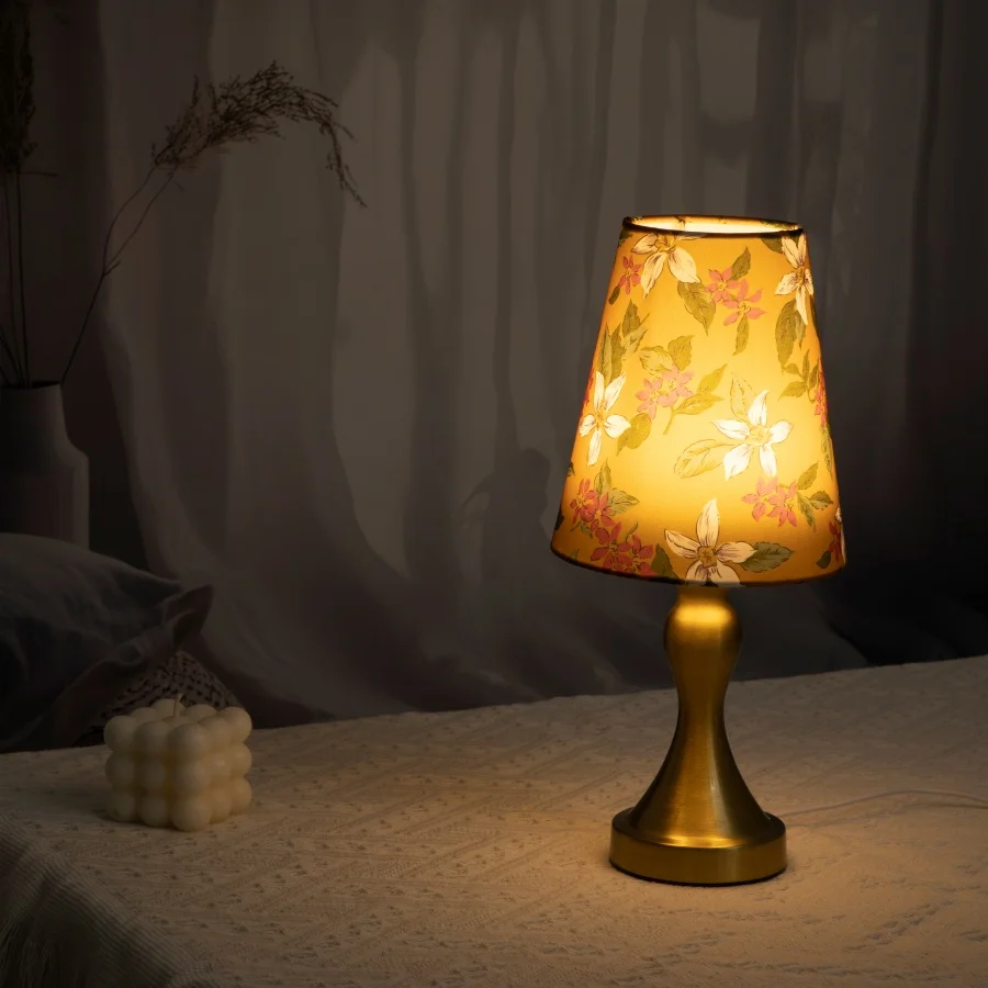 1PC Modern fabric-covered table lamp with aluminum base, three-color lighting, USB charging, plug-in desk lamp
1PC Modern fabric-covered table lamp with aluminum base, three-color lighting, USB charging, plug-in desk lamp