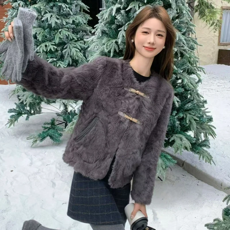 2026 Autumn Winter Fashionable Elegant Fox Mink Warm Outerwear Eco-friendly Fur Round-neck Single-breasted Short Coat for Women
2026 Autumn Winter Fashionable Elegant Fox Mink Warm Outerwear Eco-friendly Fur Round-neck Single-breasted Short Coat for Women