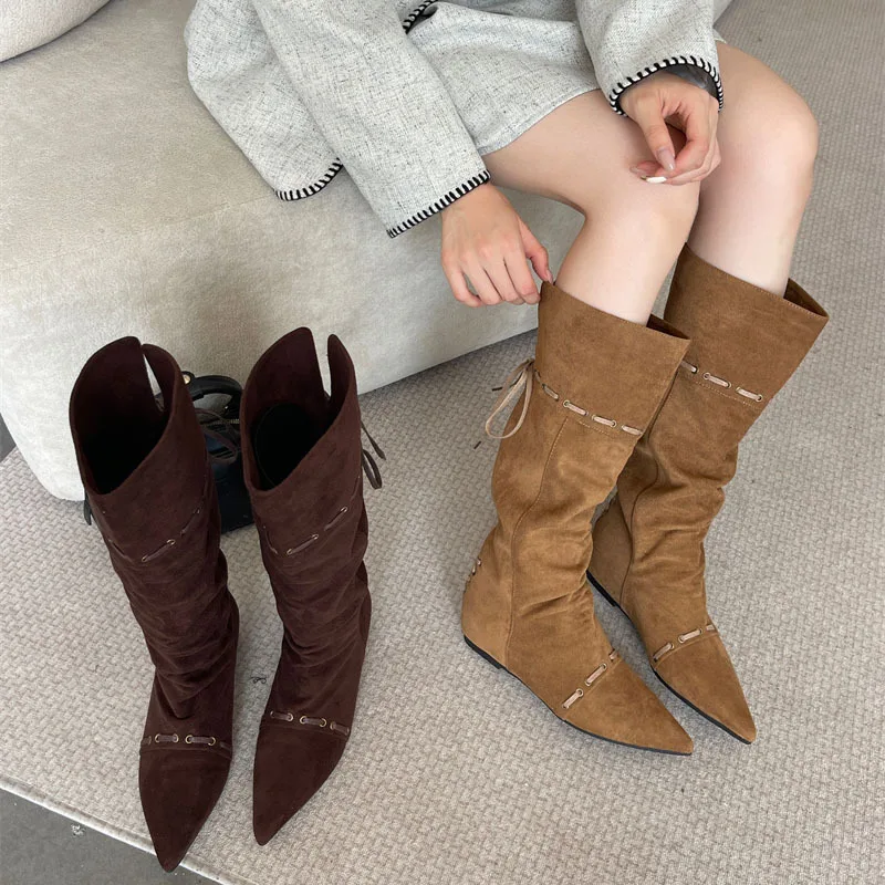 Ботинки на плоской подошве с перекрестными ремешками и остроконечными замшевыми высокими берцами. Женские ботинки для отдыха на открытом воздухе. Модные ботинки средней длины.
Ботинки на плоской подошве с перекрестными ремешками и остроконечными замшевыми высокими берцами. Женские ботинки для отдыха на открытом воздухе. Модные ботинки средней длины.