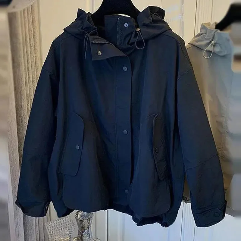2025 Female Patchwork Large Pocket Coat Autumn Women Hooded Windbreaker Tops Korean Ladies Leisure Zipper Large Size 4XL Jacket
2025 Female Patchwork Large Pocket Coat Autumn Women Hooded Windbreaker Tops Korean Ladies Leisure Zipper Large Size 4XL Jacket