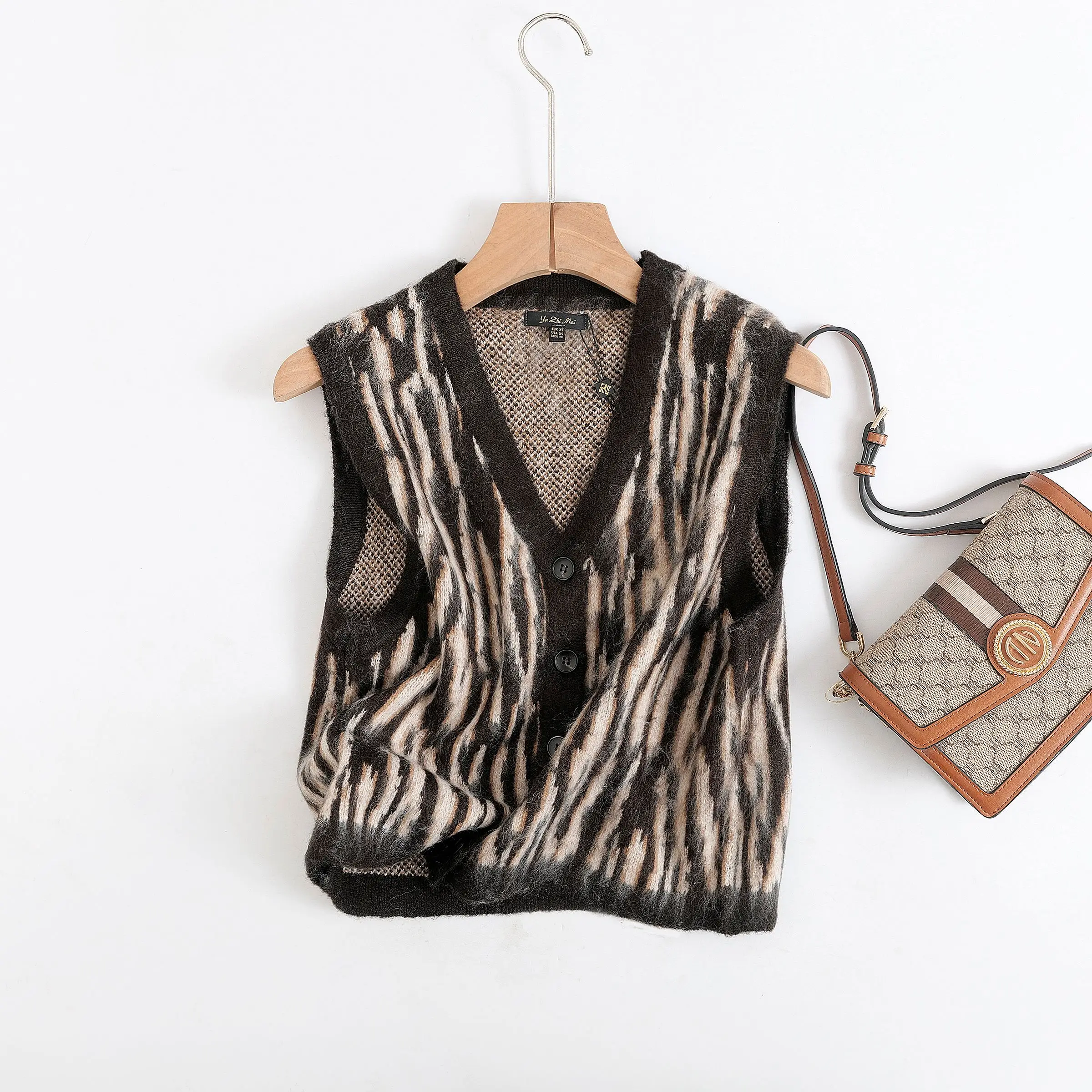 Ethereal MD 2025 Massidutti, осенний новый стиль женской повседневной моды, вязаный жилет в стиле ретро и современного пригородного цвета с зебровым принтом
Ethereal MD 2025 Massidutti, осенний новый стиль женской повседневной моды, вязаный жилет в стиле ретро и современного пригородного цвета с зебровым принтом