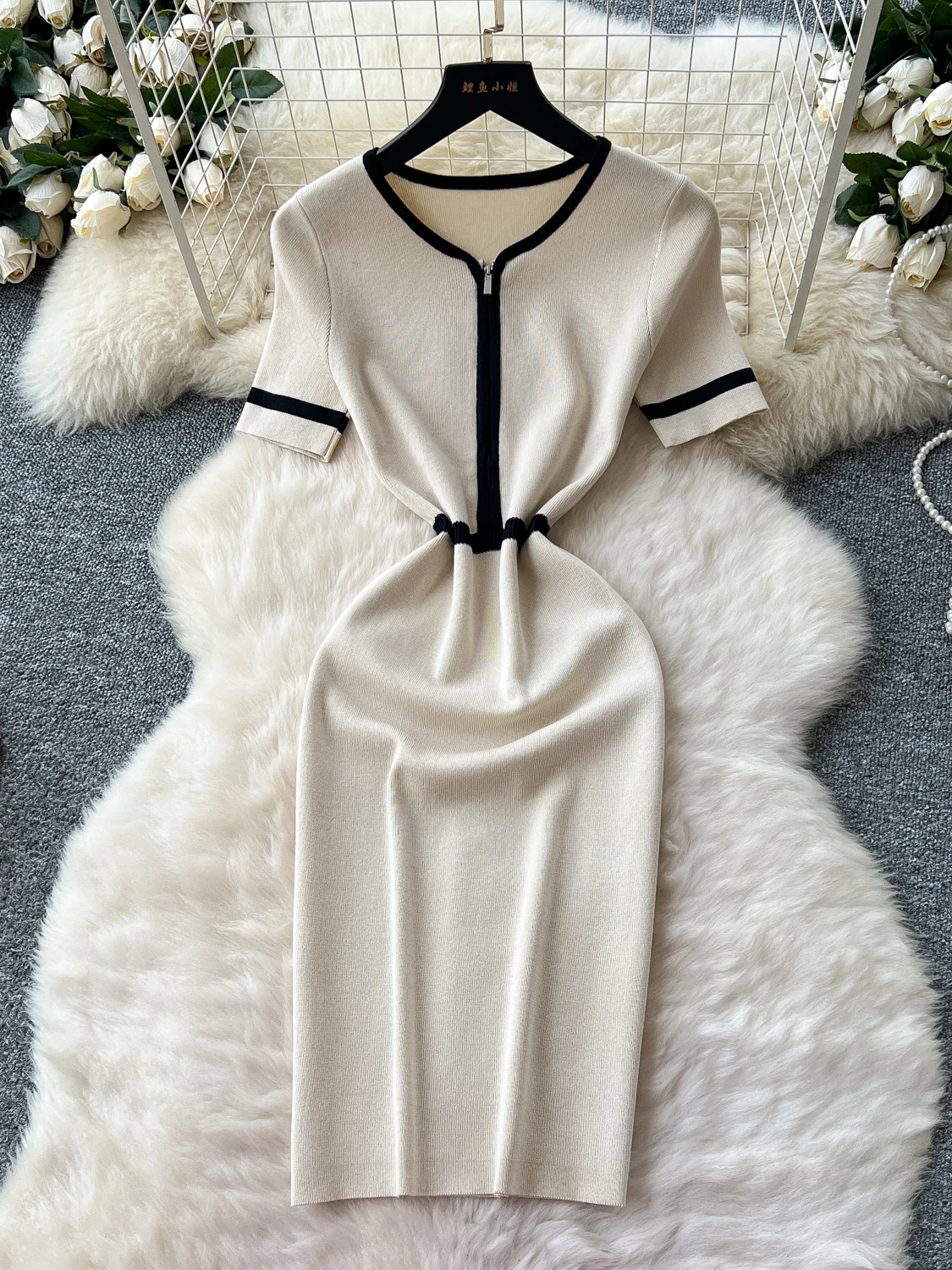 Retro Chic V-neck Zipper Short-sleeved Knitted Dress Women's Summer Slim Fit Bodycon Dress Y2k Streetwear
Retro Chic V-neck Zipper Short-sleeved Knitted Dress Women's Summer Slim Fit Bodycon Dress Y2k Streetwear