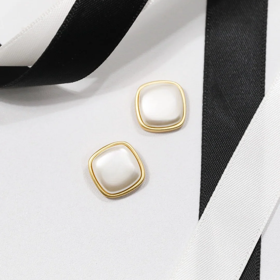 Классические Акриловые серьги в виде взрывчатых блоков интернет-красного цвета
Классические Акриловые серьги в виде взрывчатых блоков интернет-красного цвета