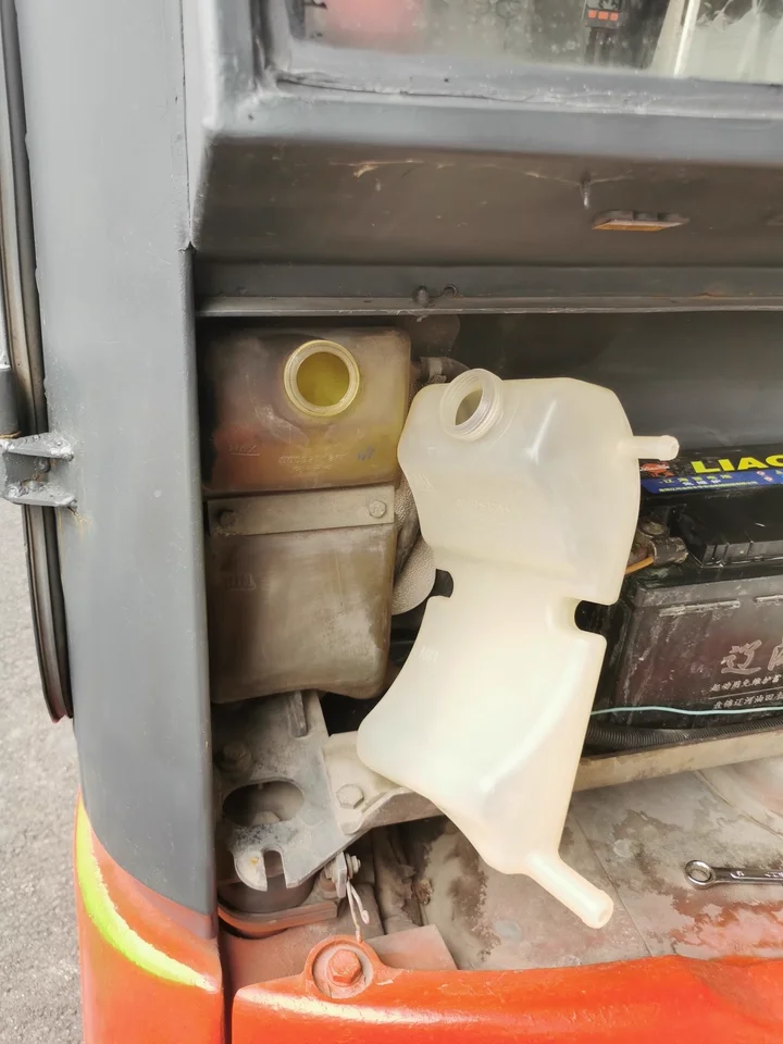 1 комплект 0009820841: Балансировочный бачок для воды, подходит для запчастей вилочных погрузчиков Linde, вспомогательный радиатор 350H18, расширительный бачок, крышка расширительного бачка
1 комплект 0009820841: Балансировочный бачок для воды, подходит для запчастей вилочных погрузчиков Linde, вспомогательный радиатор 350H18, расширительный бачок, крышка расширительного бачка