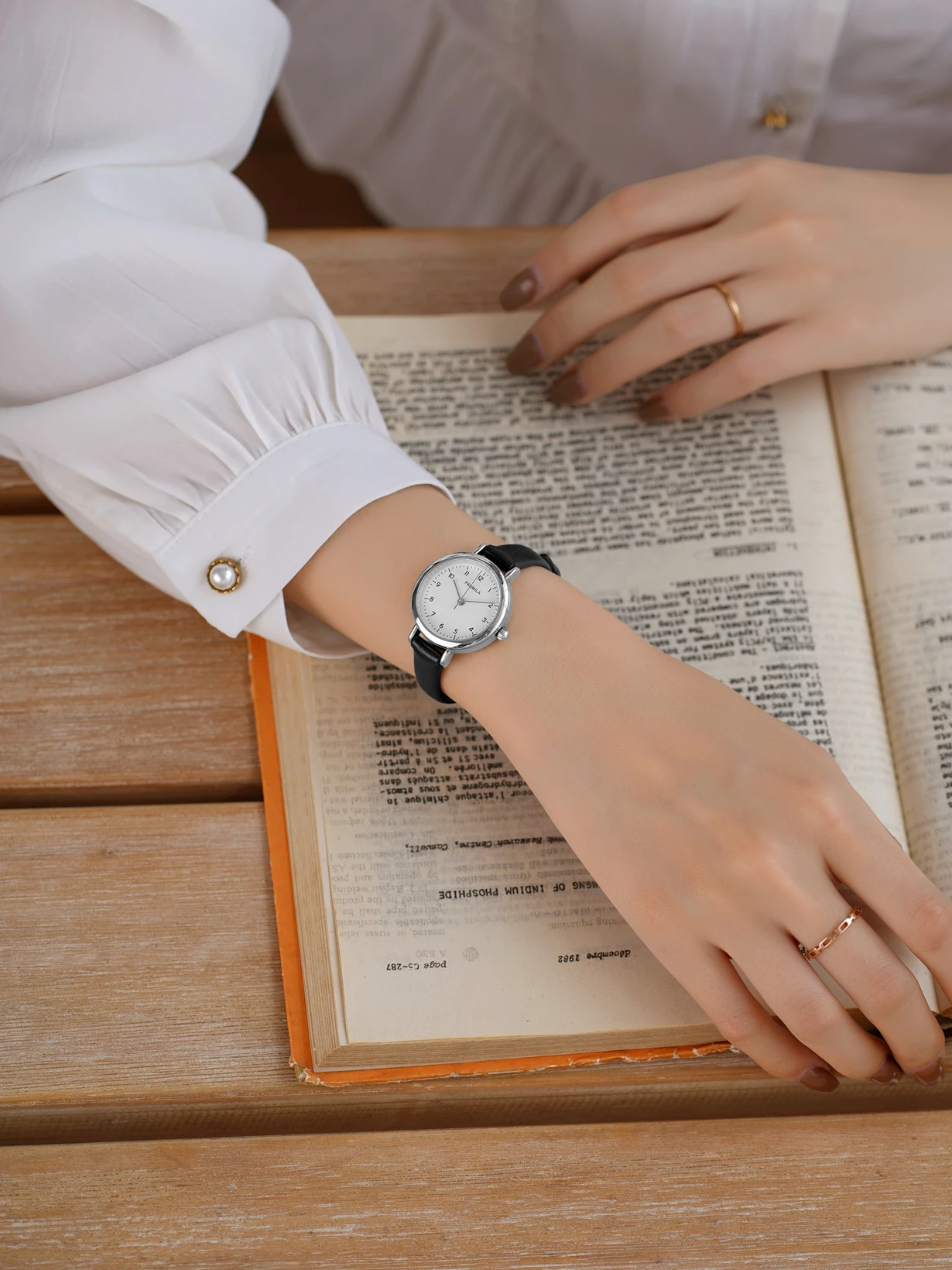 Women's watch with small dial for junior high and high school students simple and elegant, small and luxurious, a gift for women
Women's watch with small dial for junior high and high school students simple and elegant, small and luxurious, a gift for women
