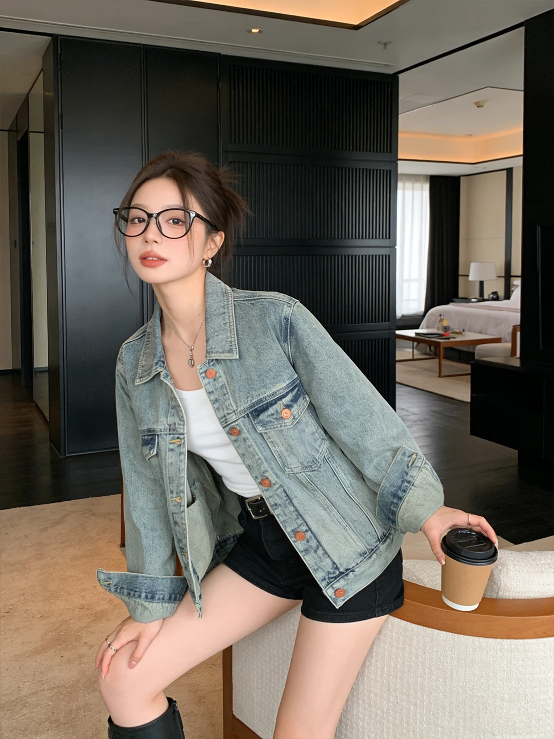 Повседневная свободная джинсовая куртка в стиле ретро из Гонконга, универсальная, стройнящая, весна-осень, новая, премиум-класса, женская короткая куртка
Повседневная свободная джинсовая куртка в стиле ретро из Гонконга, универсальная, стройнящая, весна-осень, новая, премиум-класса, женская короткая куртка