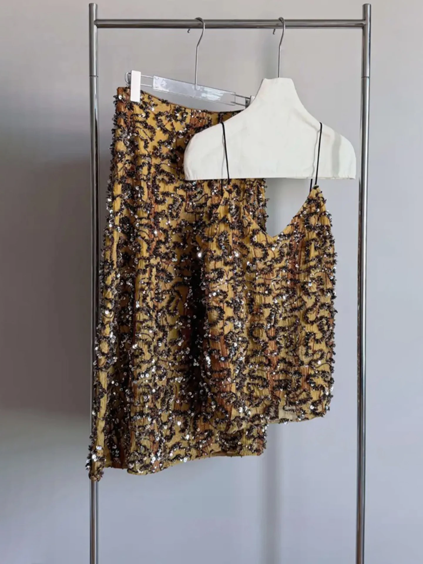 Gold Embroidered Sequin Women's Tank Top Sleeveless Burnished Floral Embroidery Luxury Spring Fashion Small Shirt Vest
Gold Embroidered Sequin Women's Tank Top Sleeveless Burnished Floral Embroidery Luxury Spring Fashion Small Shirt Vest
