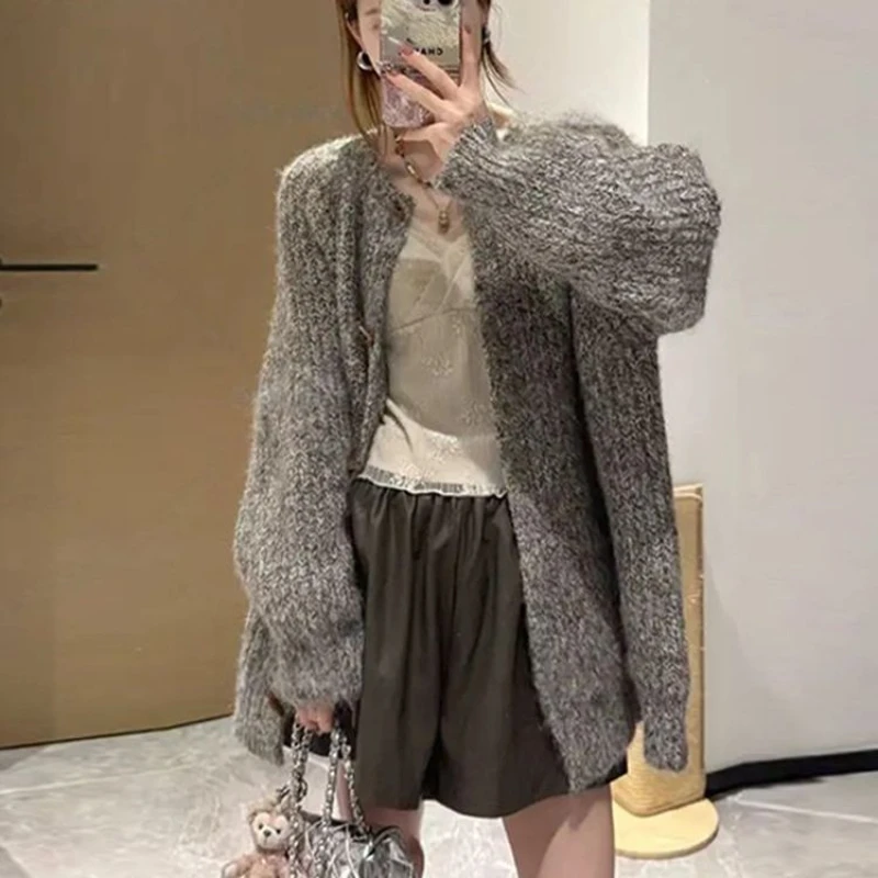 Осень 2024, новая однотонная трикотажная рубашка, женская модная и уменьшающая возраст тонкий дизайн, универсальный свитер средней длины
Осень 2024, новая однотонная трикотажная рубашка, женская модная и уменьшающая возраст тонкий дизайн, универсальный свитер средней длины