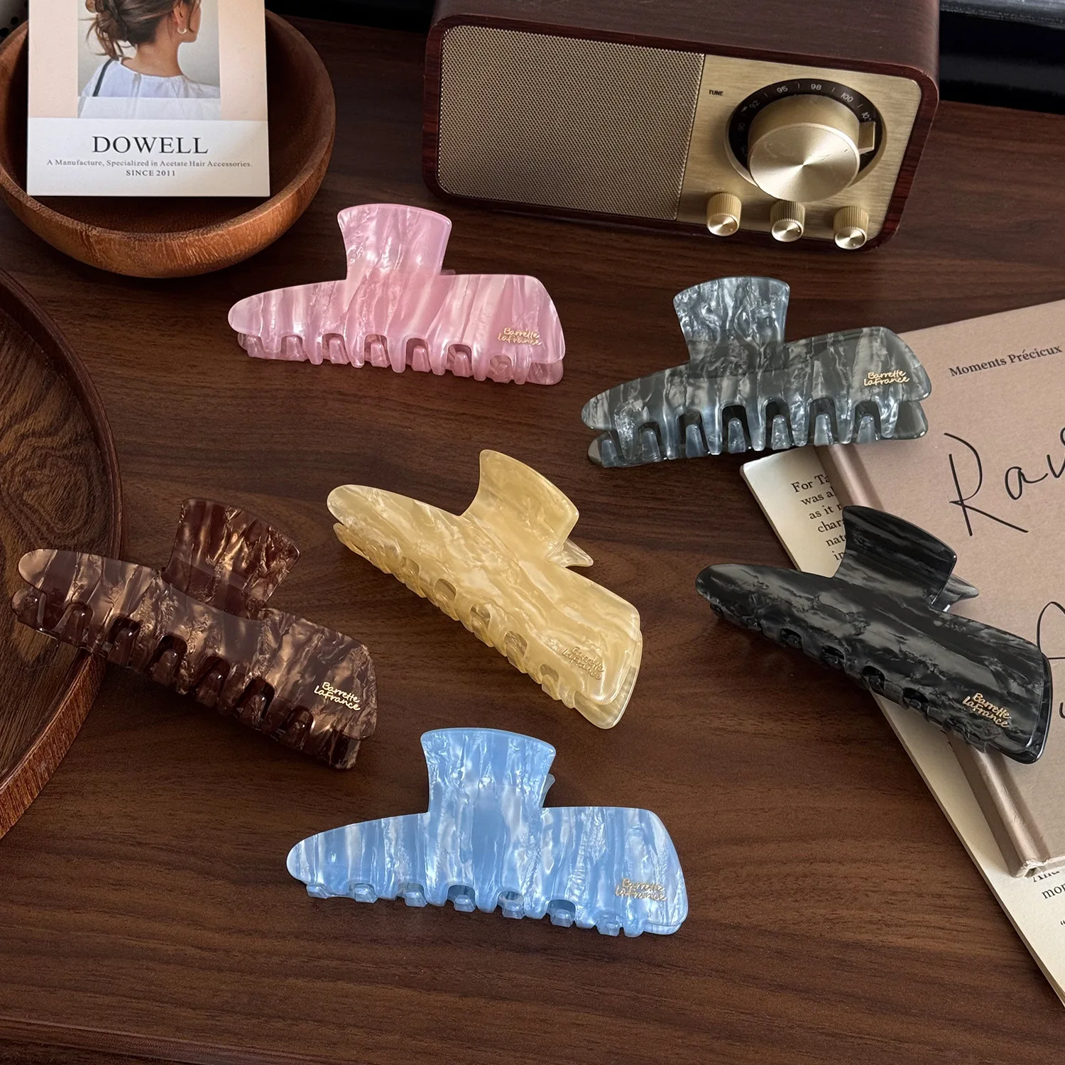 Освежающий мир, коготь для волос в корейском стиле, золотой логотип, специальная текстура, ацетатные заколки для волос, аксессуары для волос для женщин и девочек
Освежающий мир, коготь для волос в корейском стиле, золотой логотип, специальная текстура, ацетатные заколки для волос, аксессуары для волос для женщин и девочек