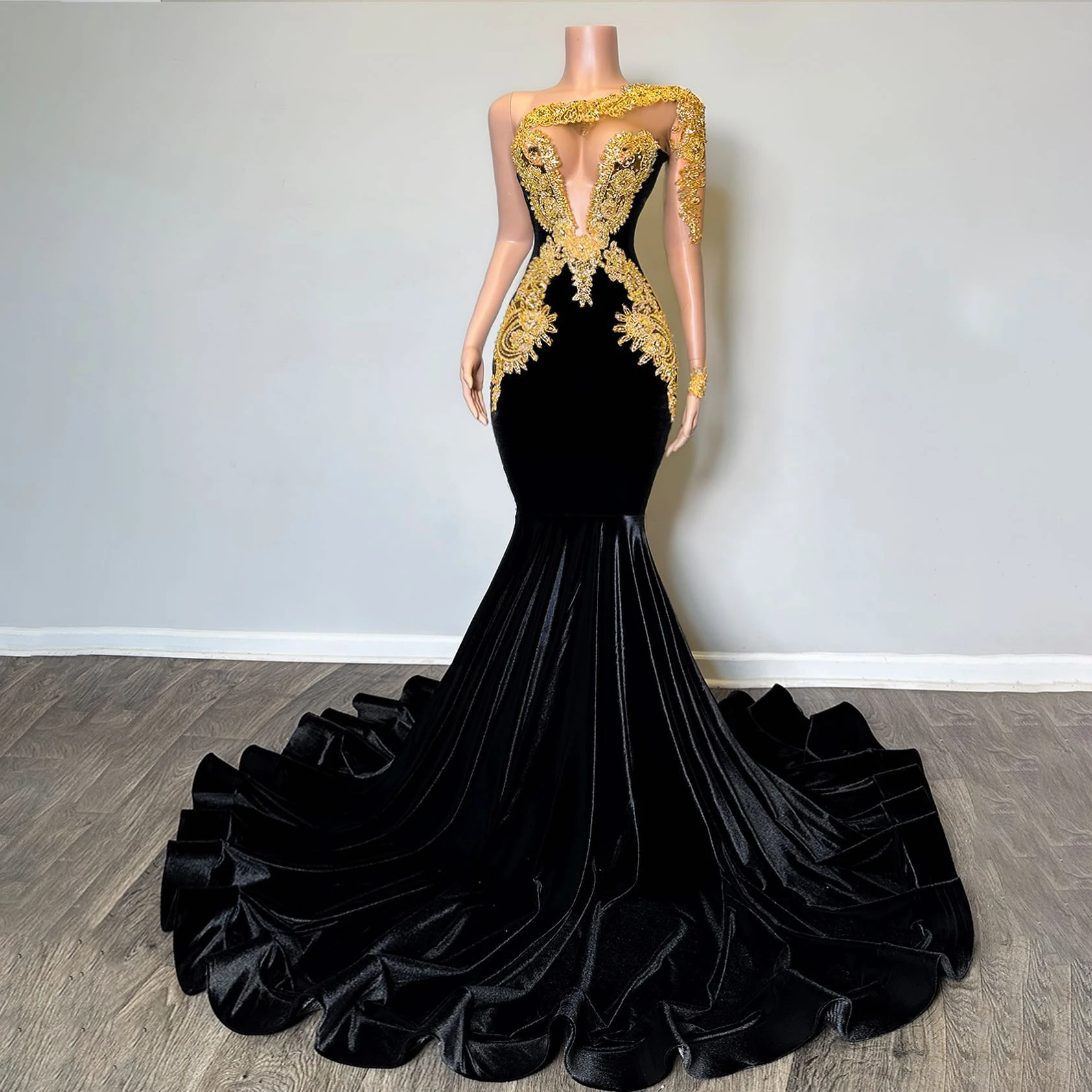 Gold Beaded Lace Appliques Black Velvet Prom Dresses 2025 Black Girls One Shoulder Evening Gown For Birthday Party Customized
Gold Beaded Lace Appliques Black Velvet Prom Dresses 2025 Black Girls One Shoulder Evening Gown For Birthday Party Customized