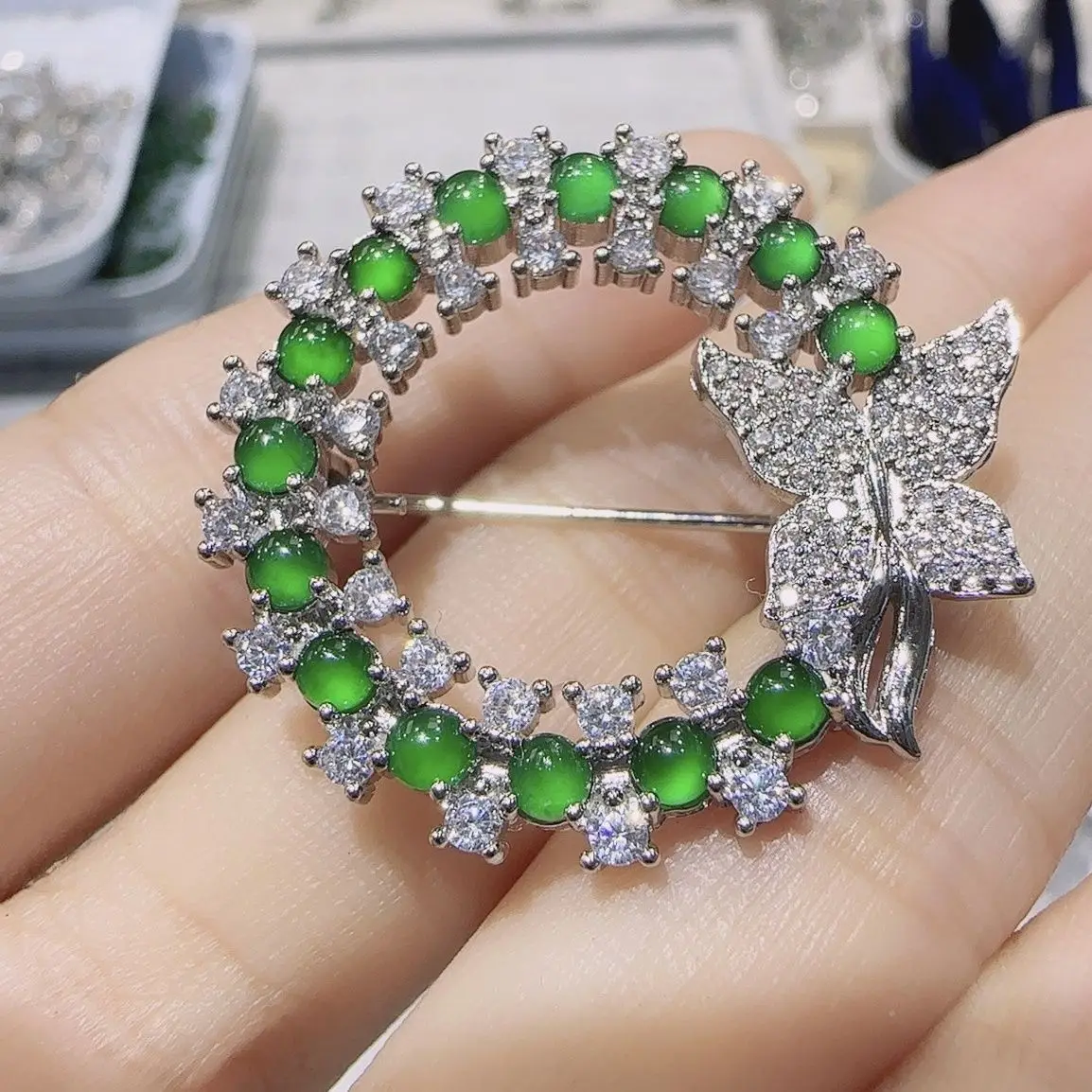 Natural A jadeite yang green egg noodle donut brooch (choose one of the best for diversity)
Natural A jadeite yang green egg noodle donut brooch (choose one of the best for diversity)