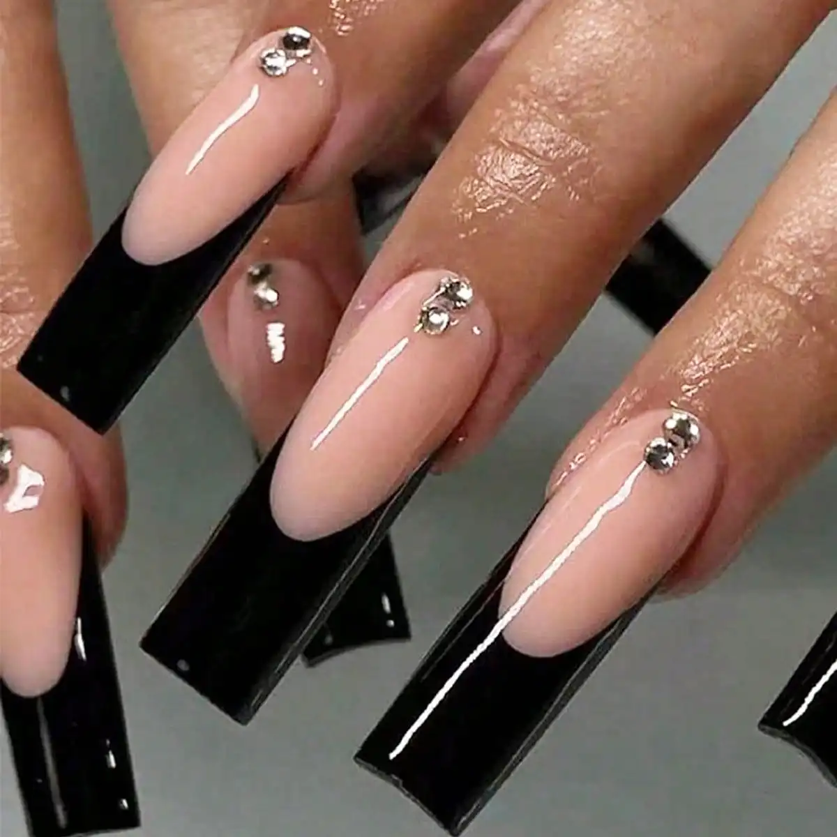 Extended Length Pipe-Shaped Press-On Nails, Simple French Style With Black Edges And Accents, Finished Nail Art Patches
Extended Length Pipe-Shaped Press-On Nails, Simple French Style With Black Edges And Accents, Finished Nail Art Patches