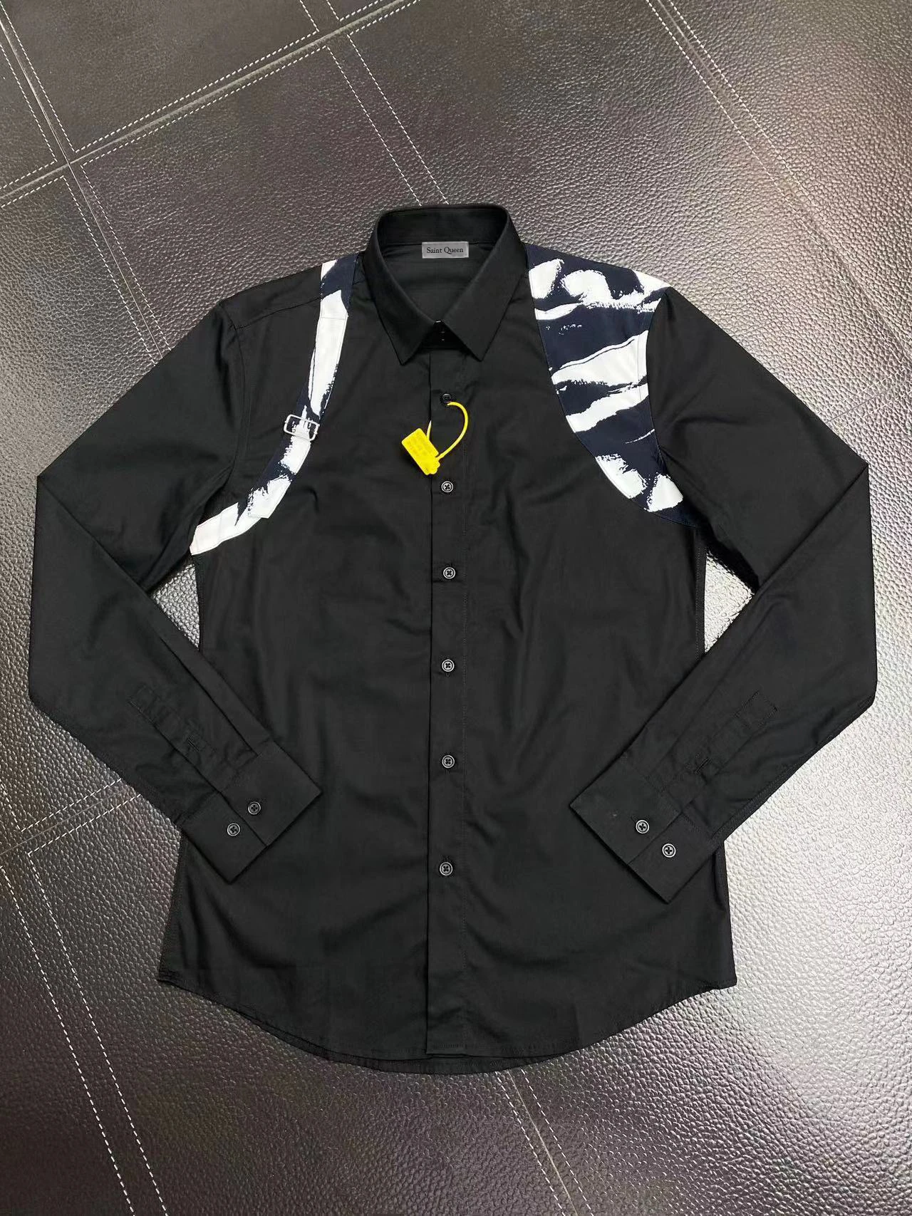 Saint Queen Men's Black Long Sleeve Shirt Abstract Print Shoulder Panel Slim Fit Casual Button Down Streetwear Top | 85128
Saint Queen Men's Black Long Sleeve Shirt Abstract Print Shoulder Panel Slim Fit Casual Button Down Streetwear Top | 85128