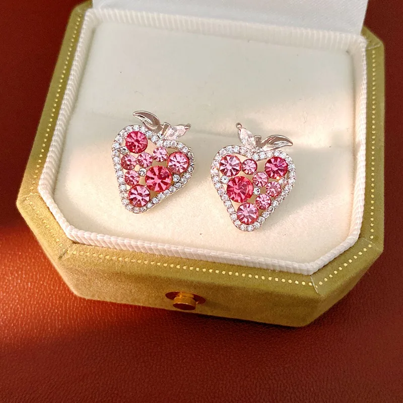 Kawaii Strawberry Zircon Stud Earrings Pink Crystal Inlaid Fruit Shape Earrings for Women Sweet Daily Jewelry
Kawaii Strawberry Zircon Stud Earrings Pink Crystal Inlaid Fruit Shape Earrings for Women Sweet Daily Jewelry