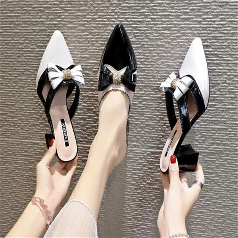 Sandalias con cristales para mujer, zapatos puntiagudos de tacón, color negro, con lazo, joyas de verano, 2024
Sandalias con cristales para mujer, zapatos puntiagudos de tacón, color negro, con lazo, joyas de verano, 2024